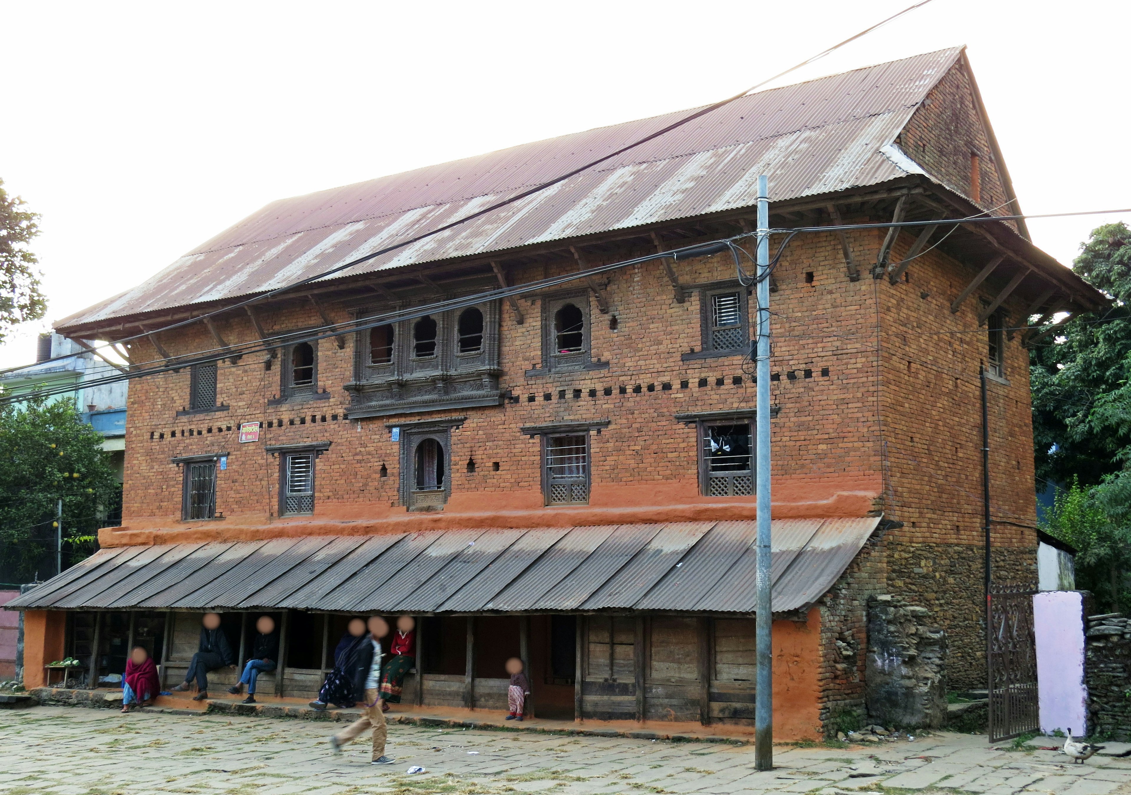 Traditionelles Backsteingebäude mit Holzfenstern und rustikalem Flair