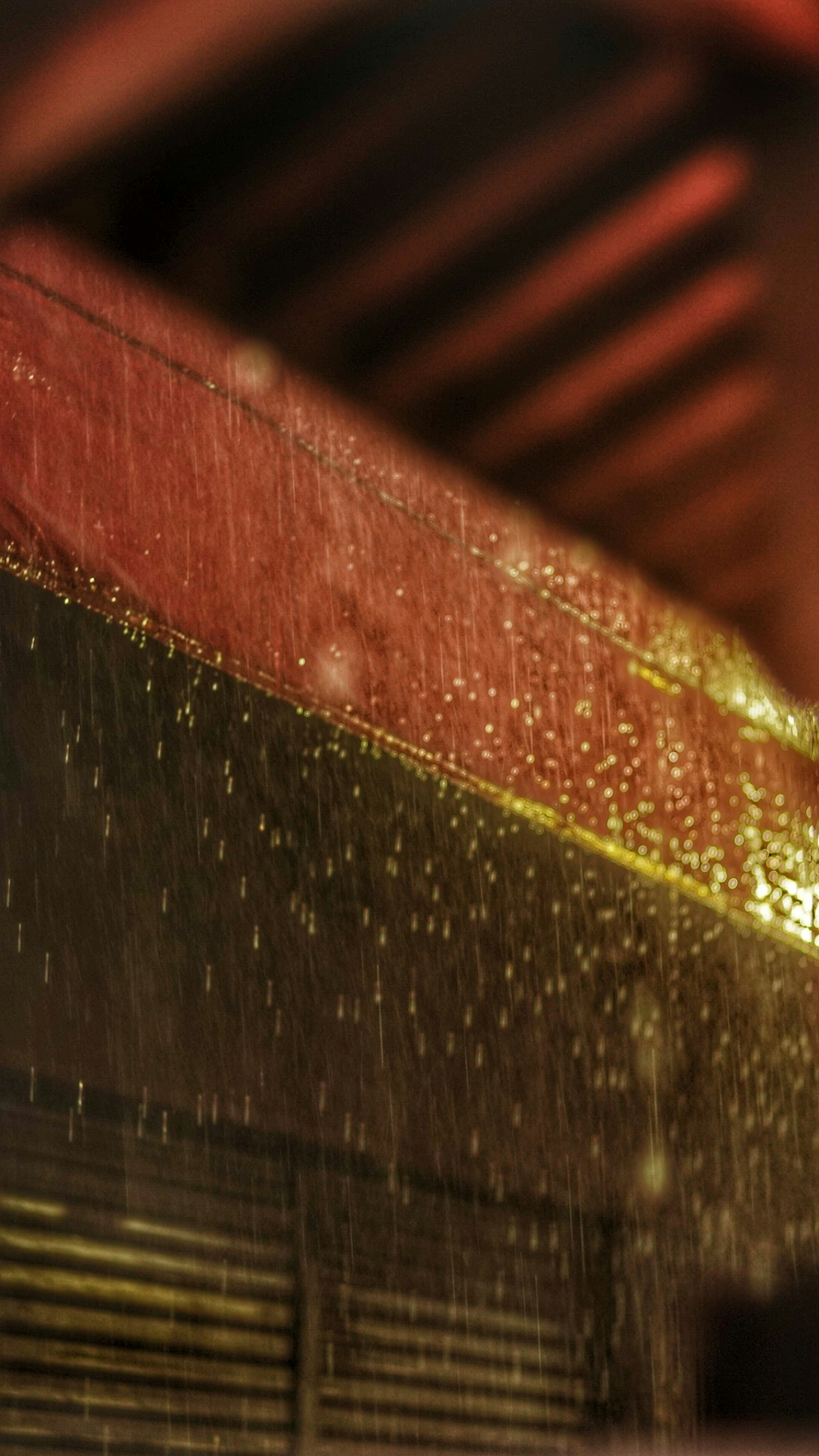 雨が降る屋根の下の景色とぼんやりした背景