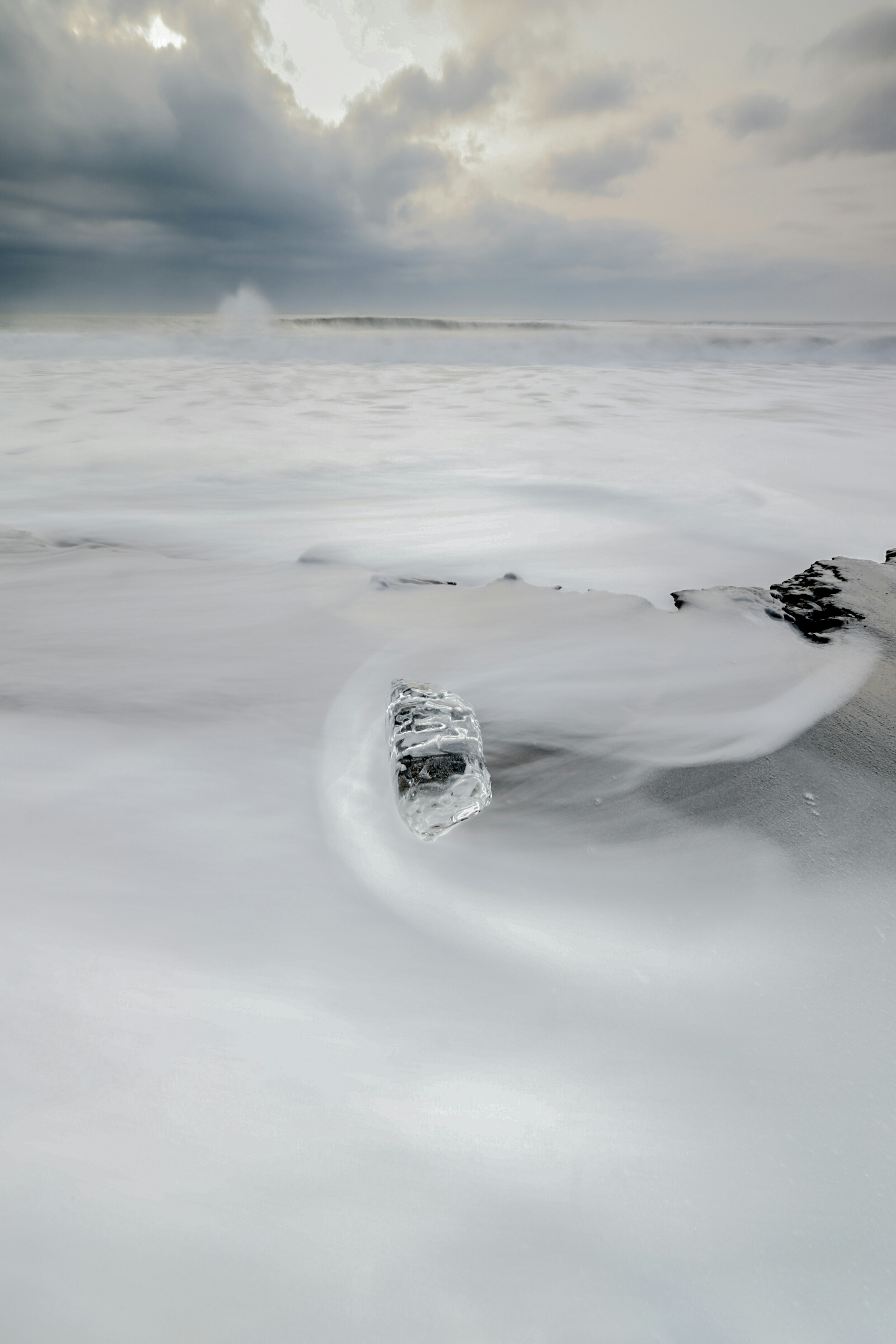 Scena di mare calma con ghiaccio e nuvole