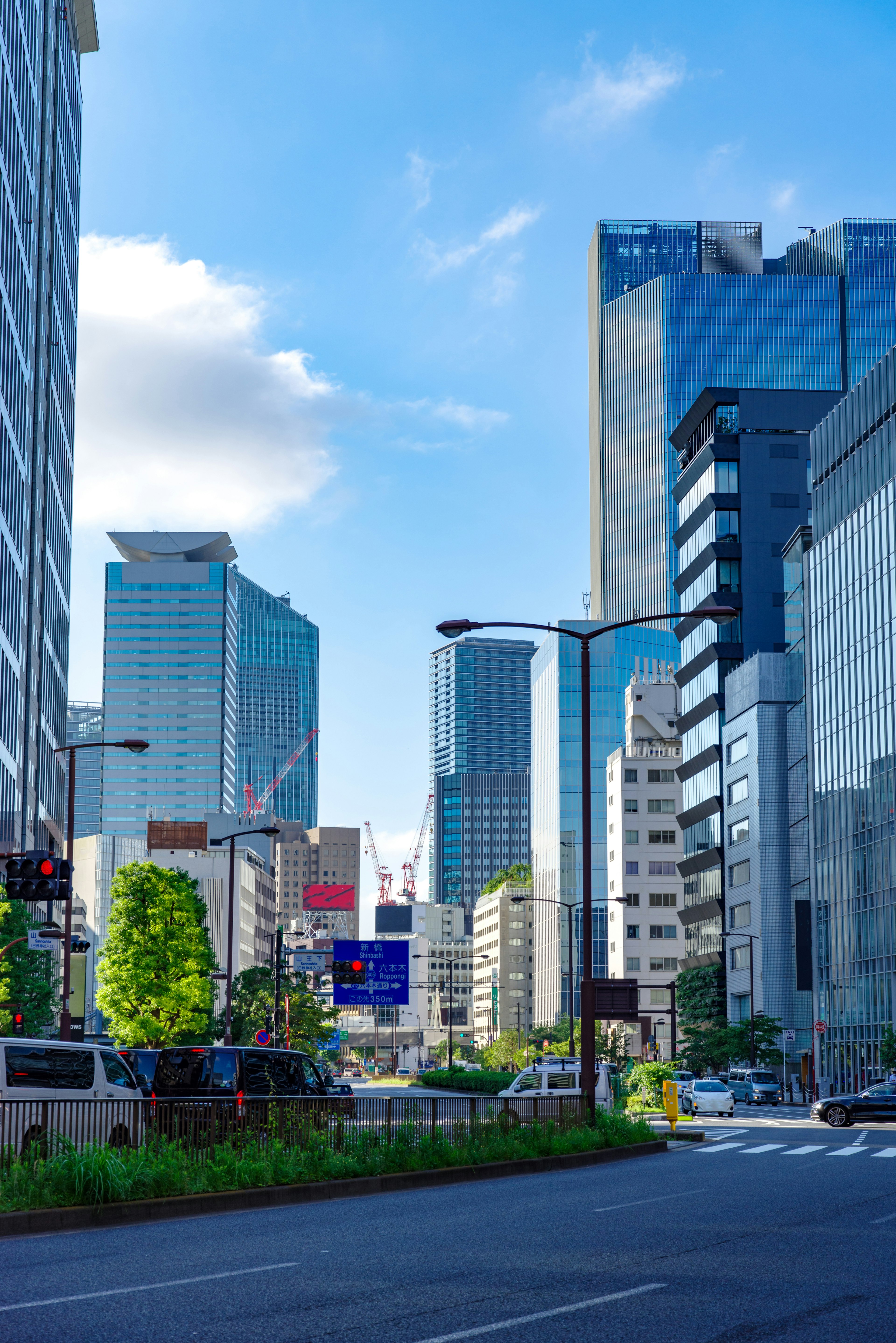 城市风景，蓝天下的摩天大楼