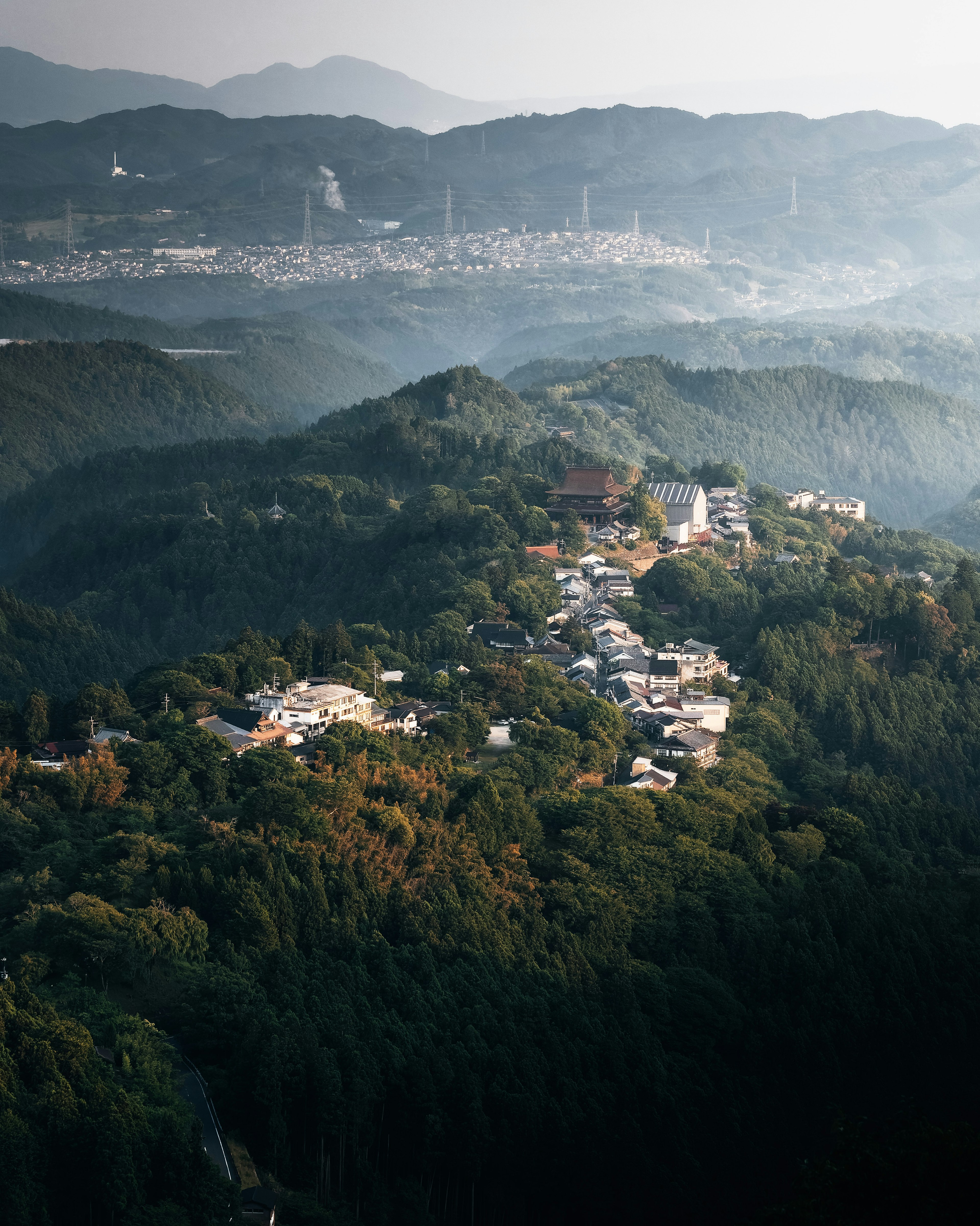 Vue pittoresque d'un village entouré de montagnes