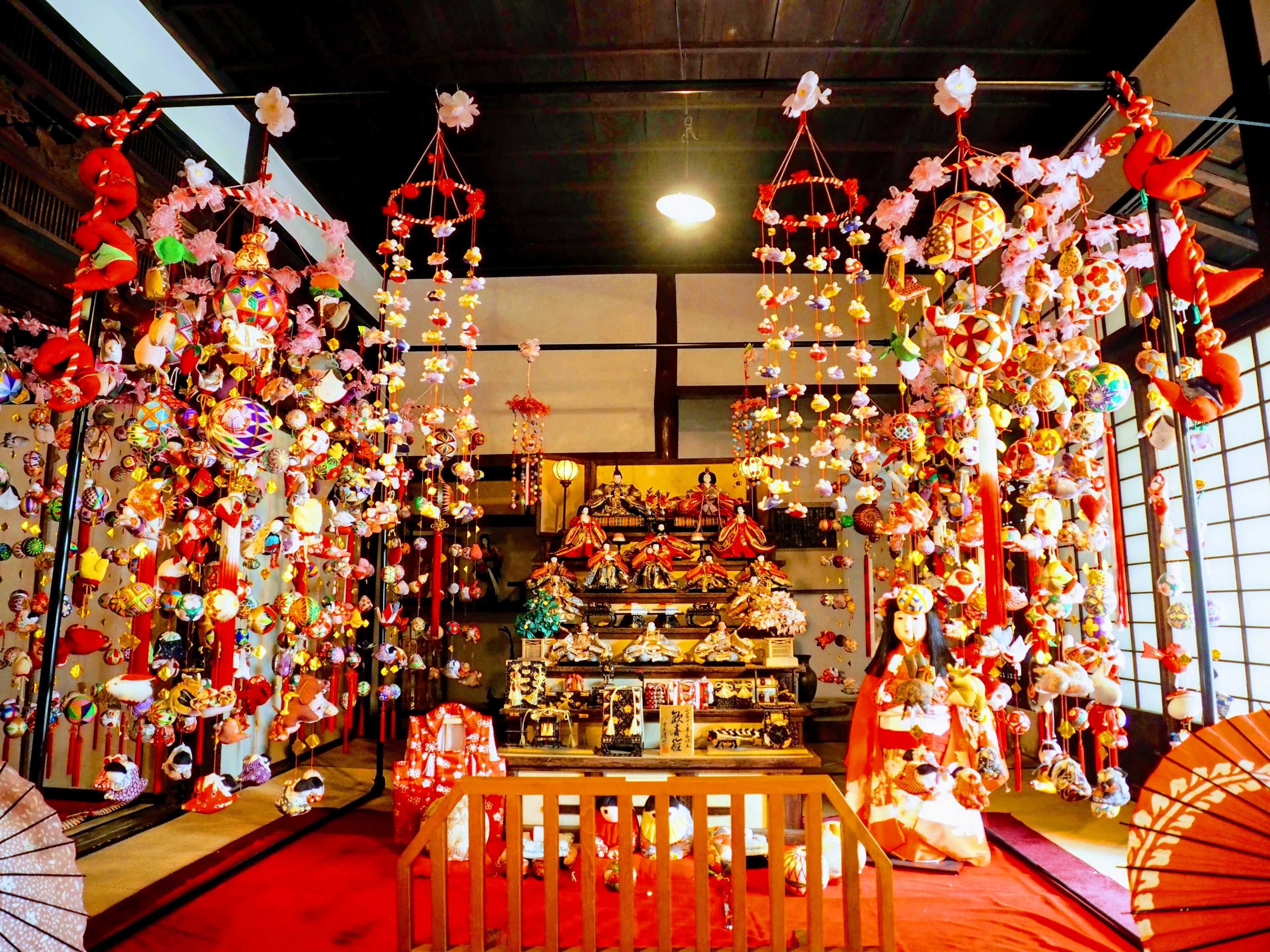 Vista interior decorada para el festival Hina Matsuri japonés con ornamentos colgantes coloridos