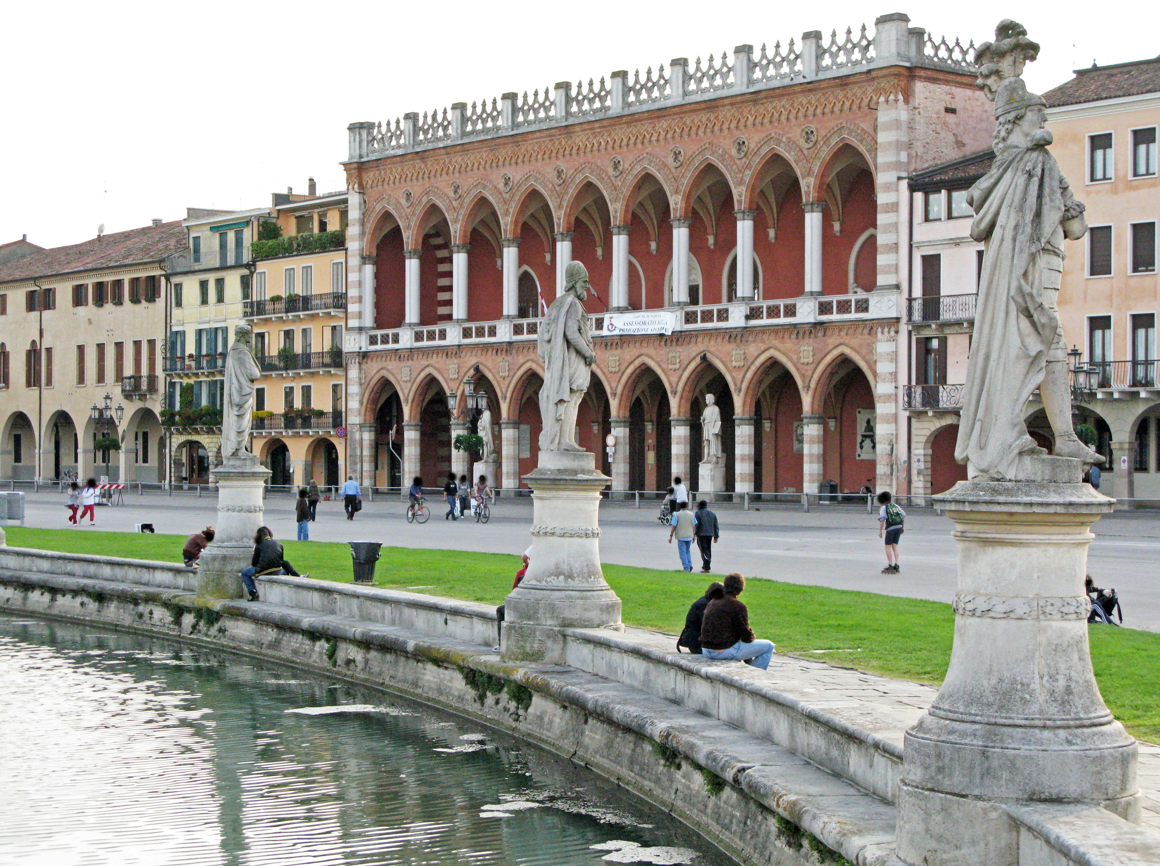 Edificio histórico con arcos y estatuas en la plaza de Padua