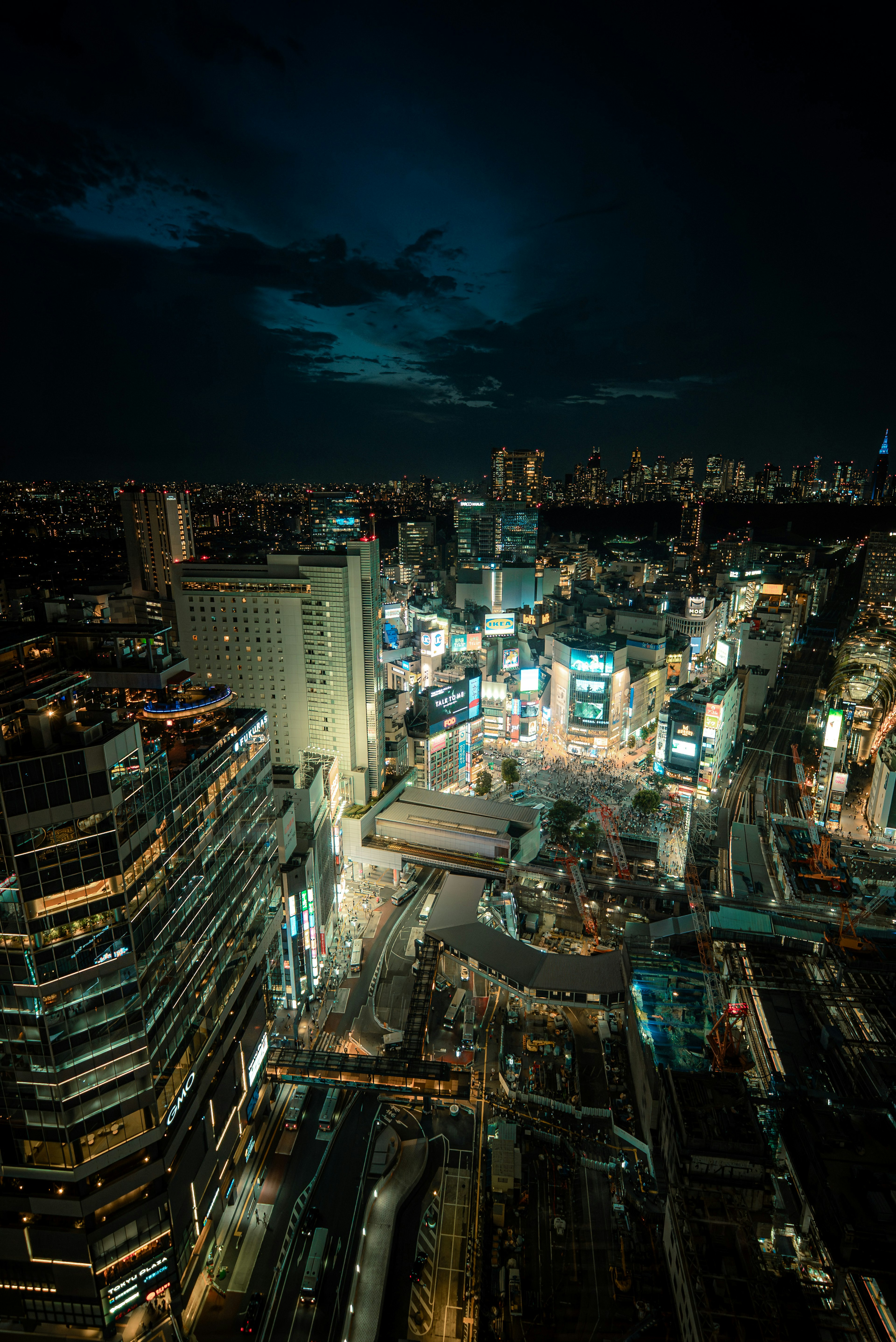 Pemandangan udara jalan-jalan ramai Tokyo di malam hari