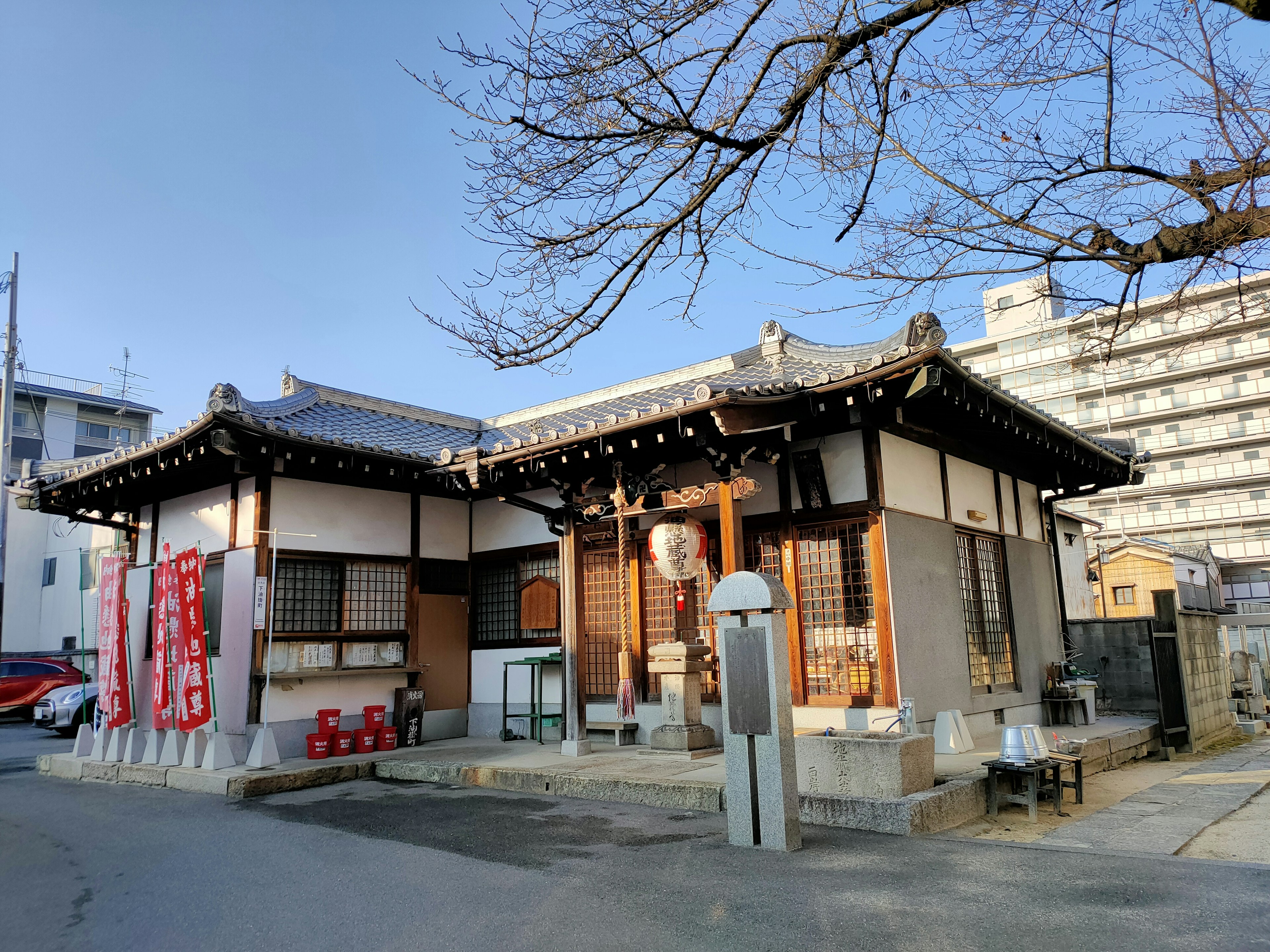 伝統的な日本の建物と青空が広がる風景