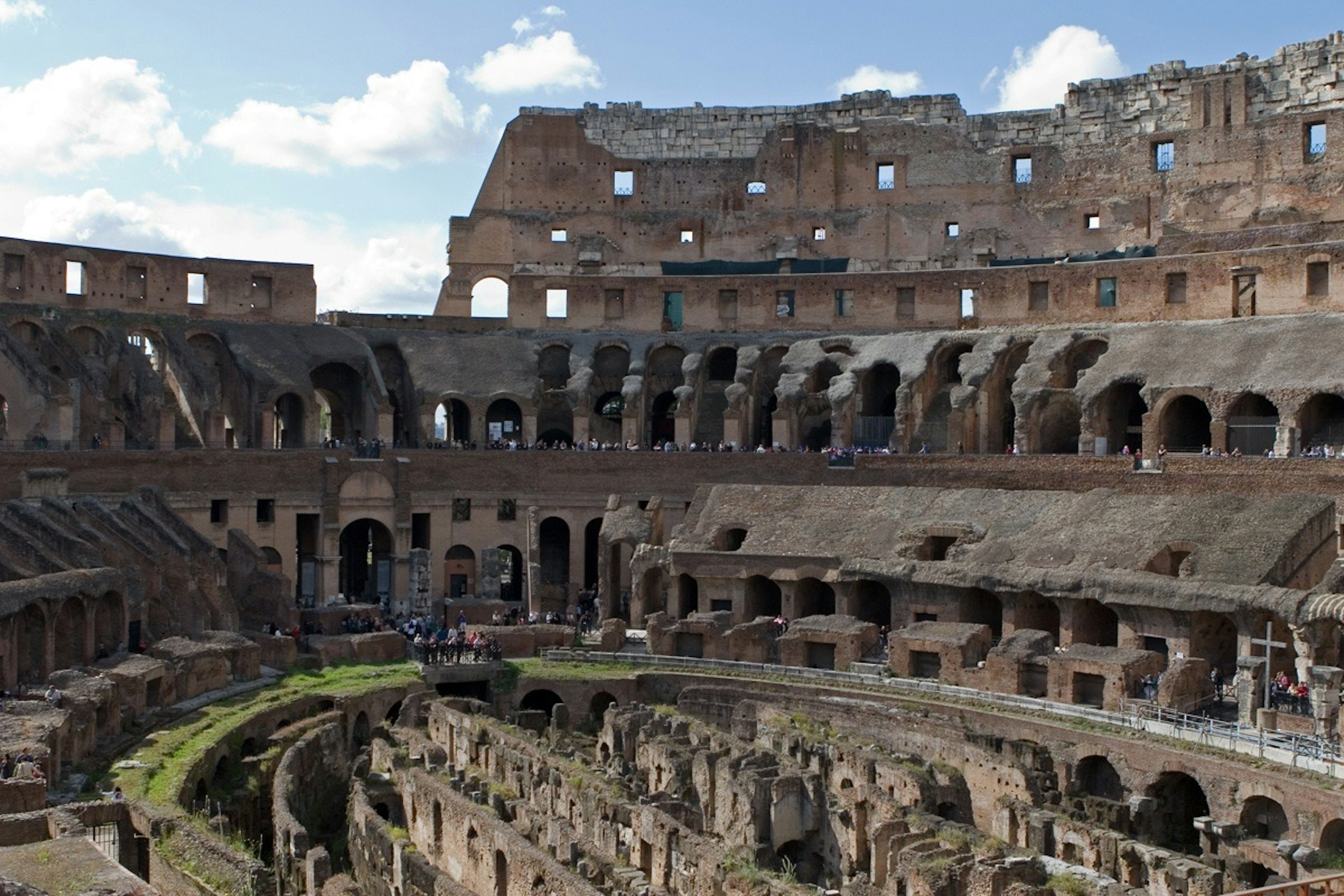 Tampilan interior Colosseum yang menunjukkan arsitektur dan tempat duduk