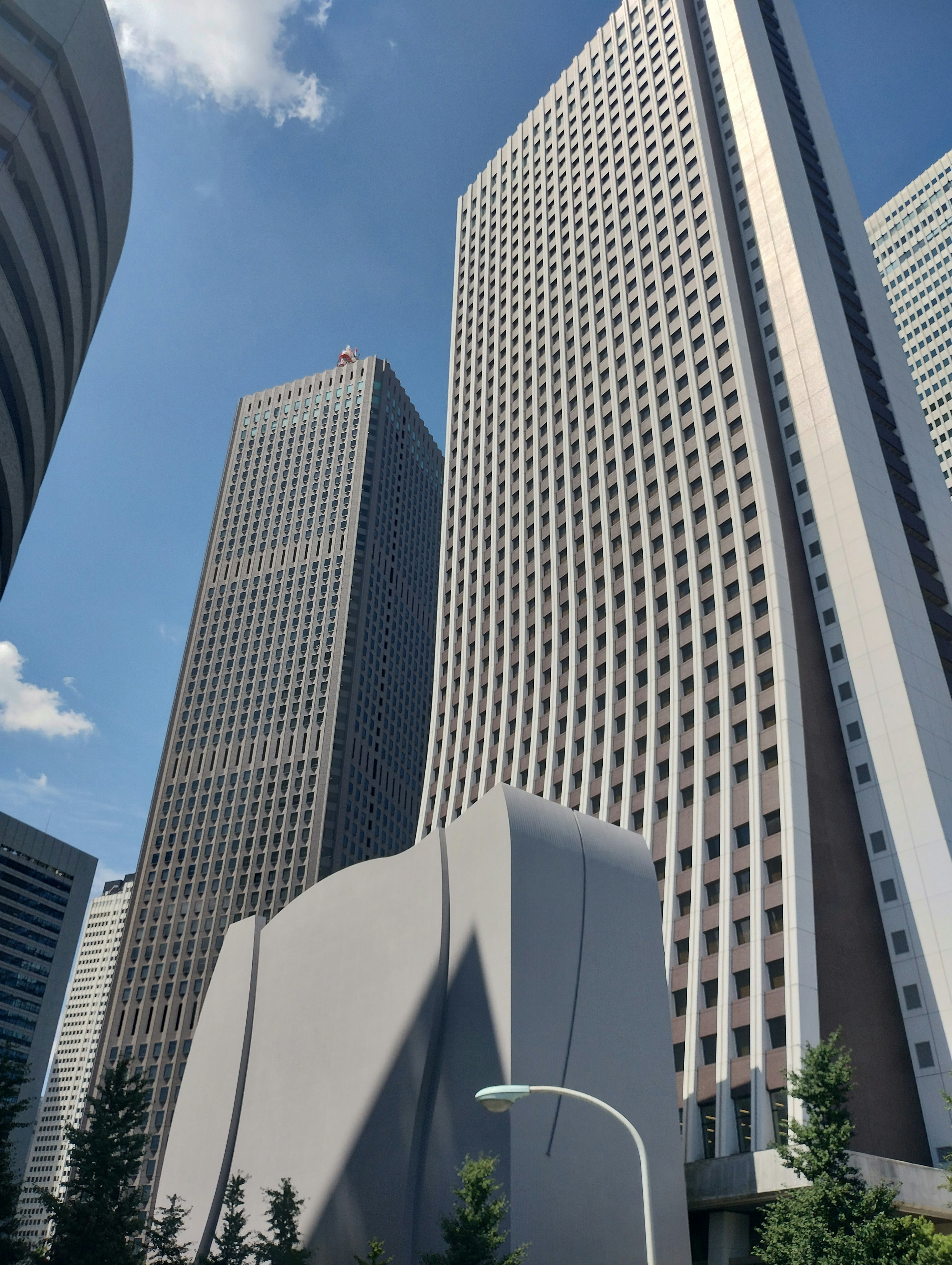 Paysage urbain avec des gratte-ciel et un bâtiment courbé unique