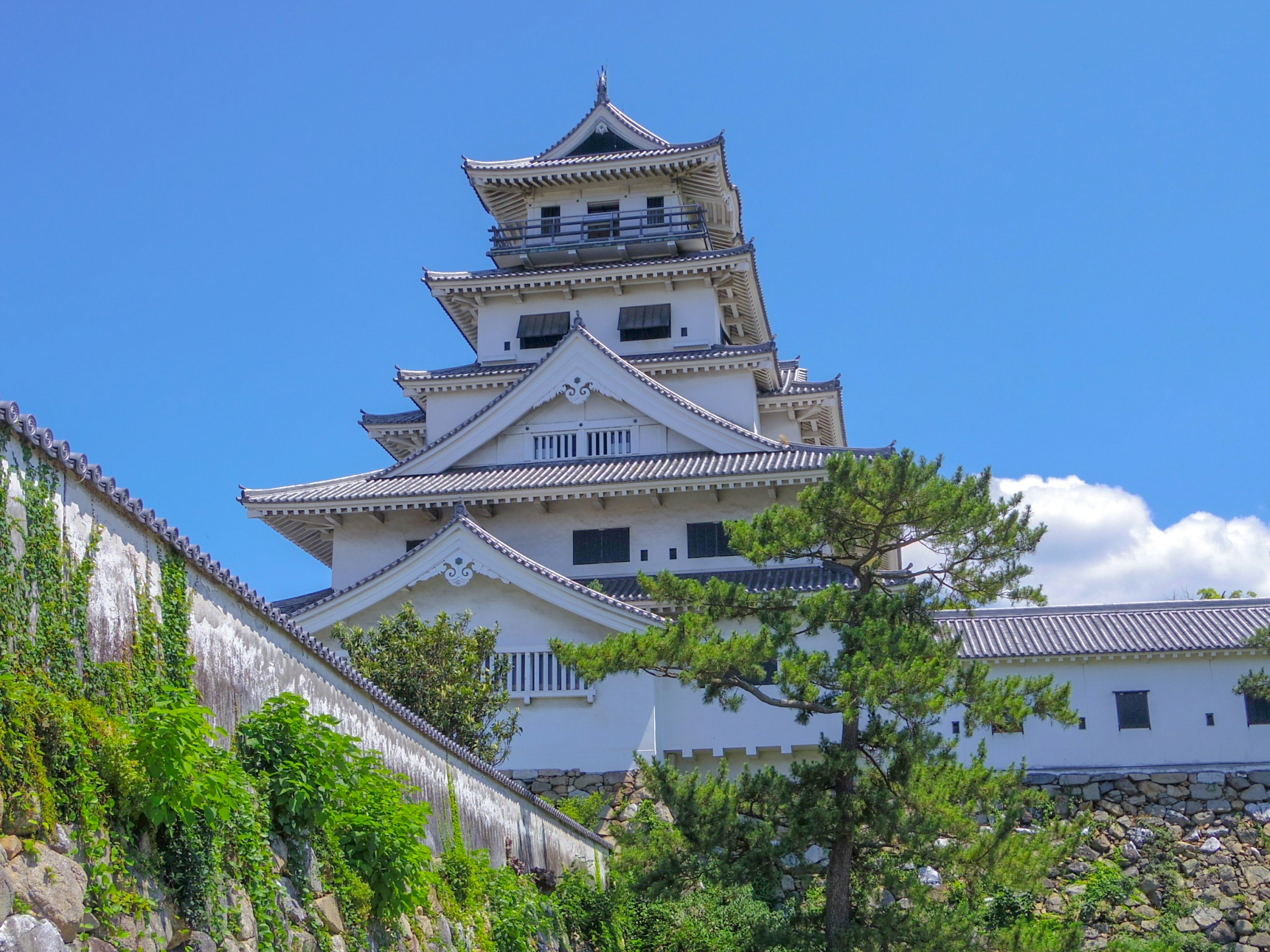 Tour de château blanc contre un ciel bleu