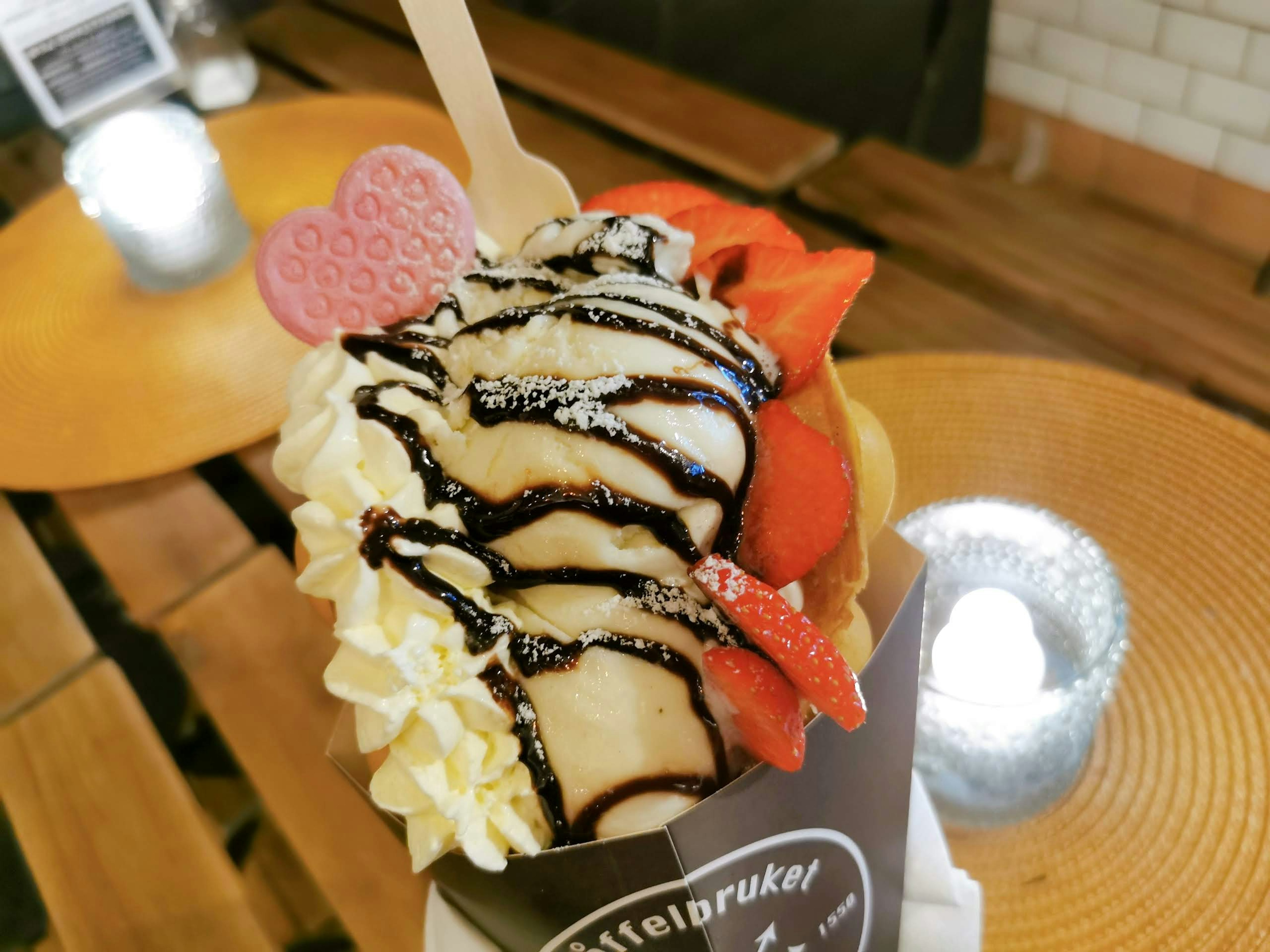 Delicioso postre de helado con fresas y crema batida