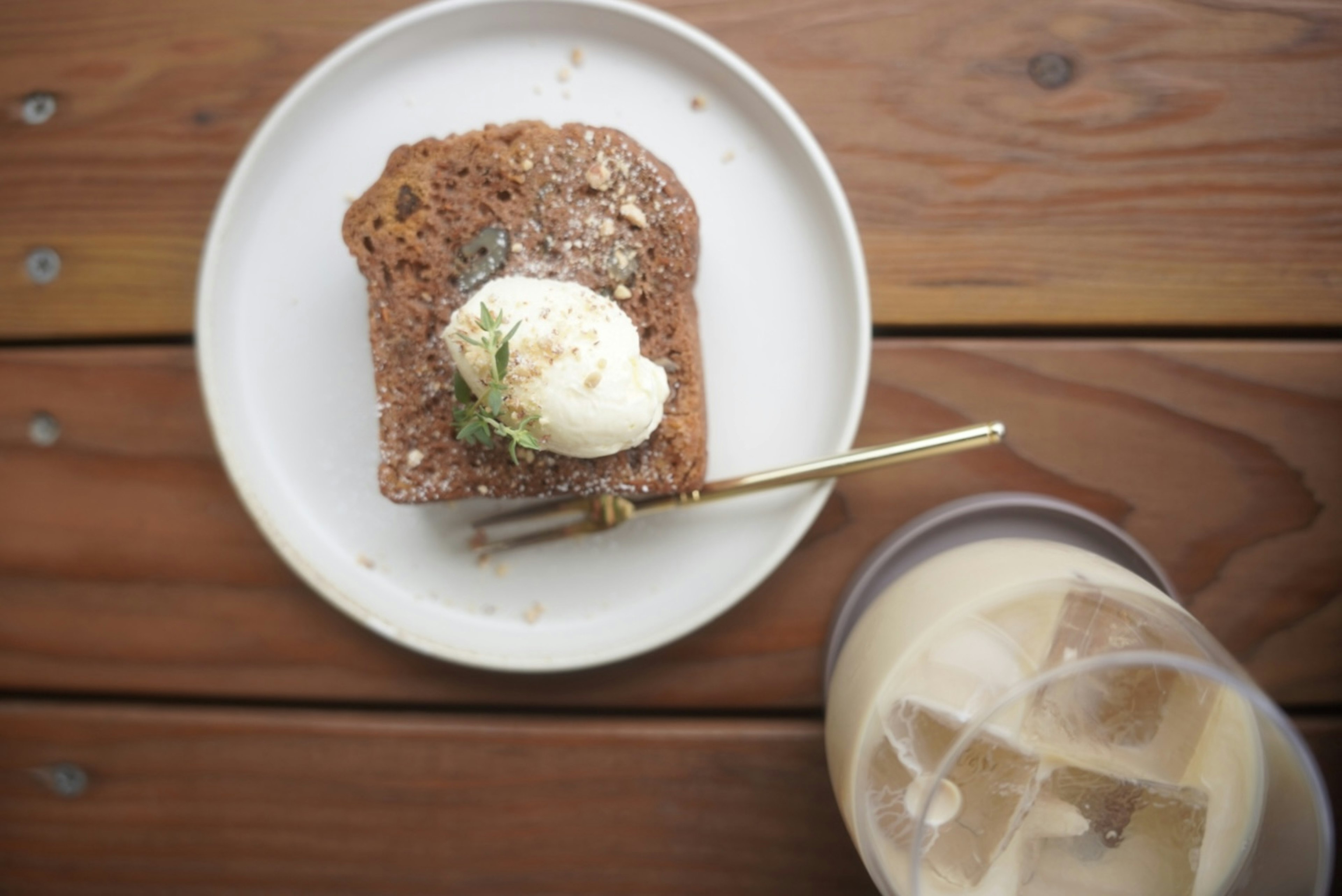 Una tostada bellamente presentada con helado y acompañada de café helado