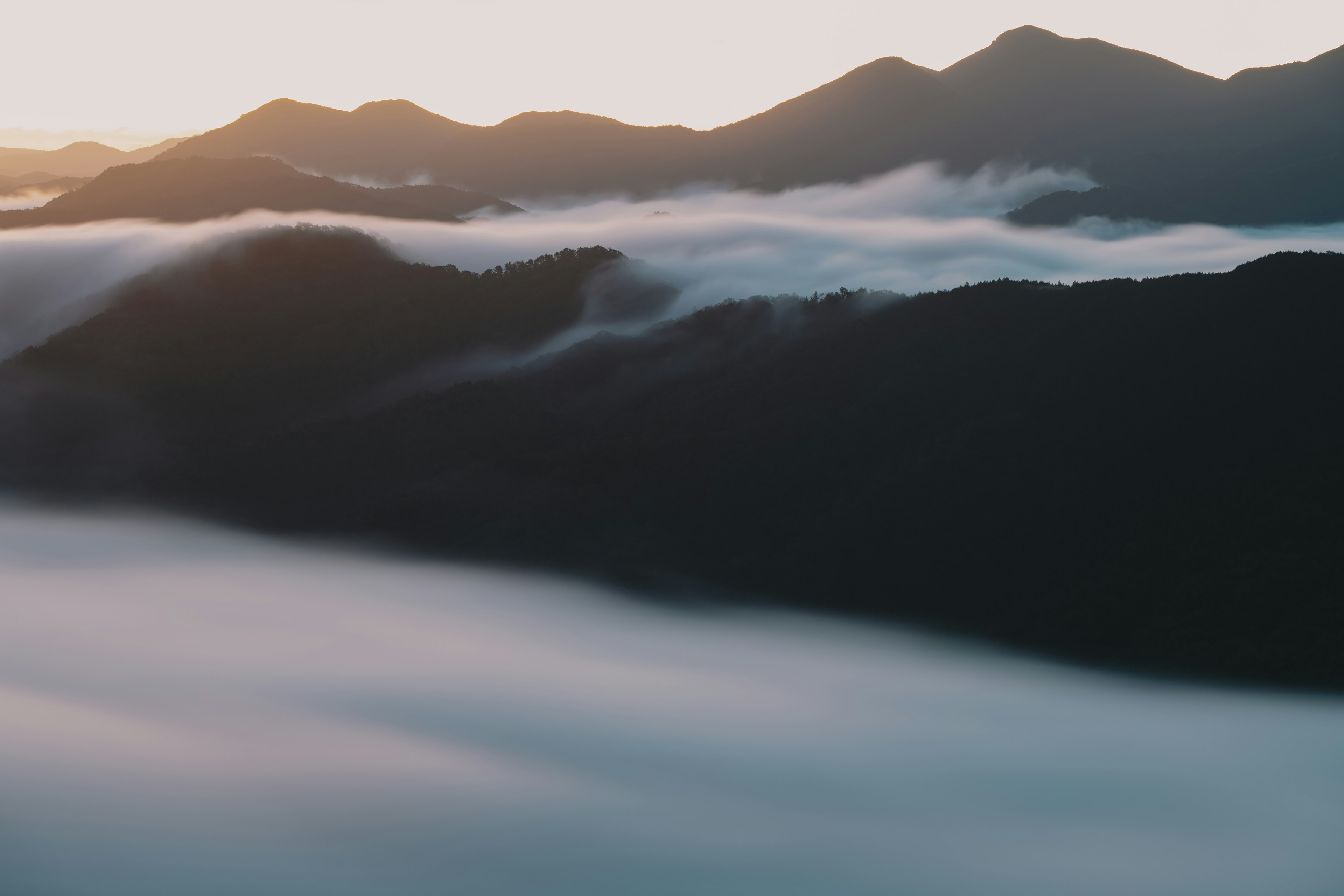 Landschaft von Bergen in Nebel gehüllt sanftes Morgenlicht