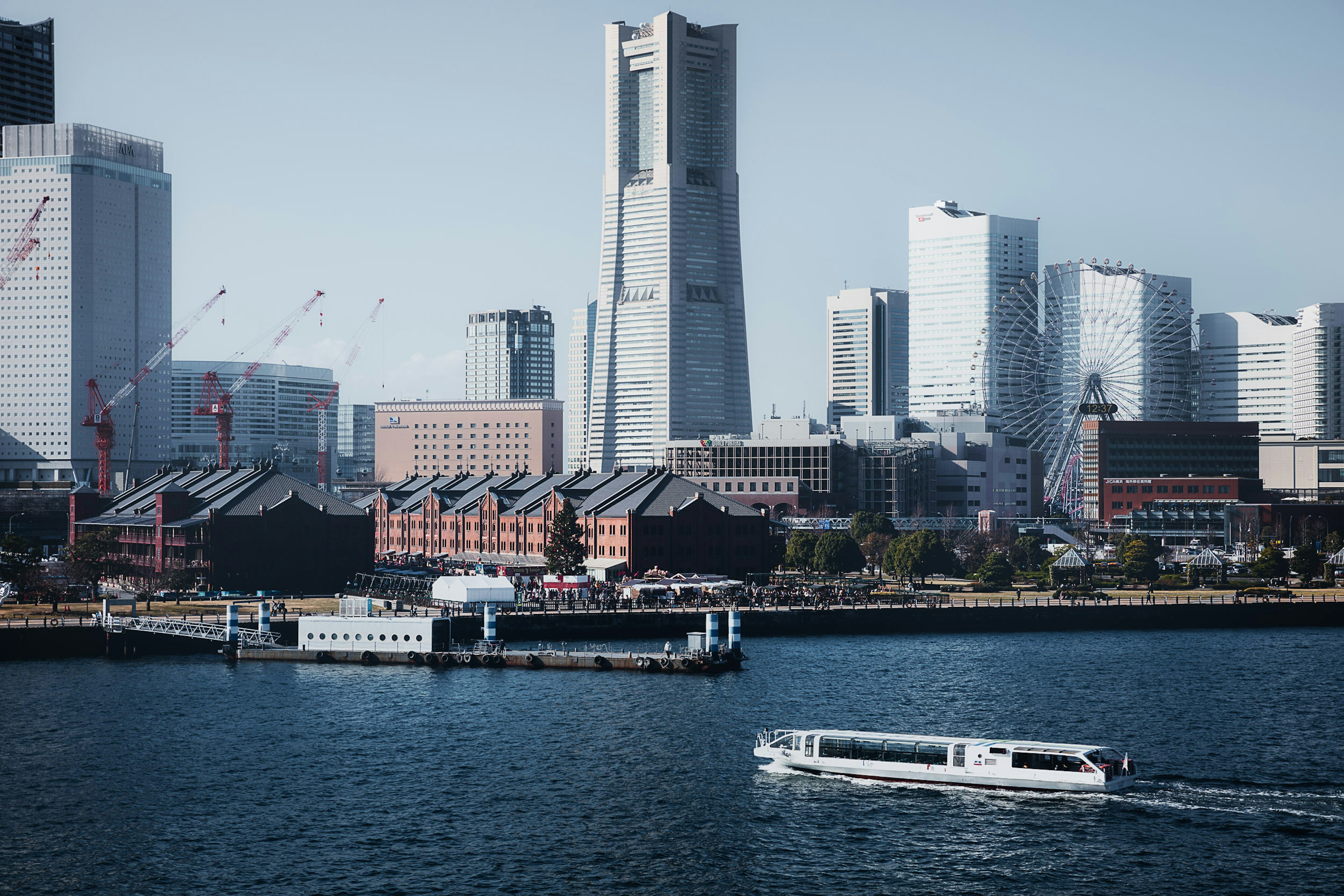 横浜の近代的なビル群と港の風景が広がる