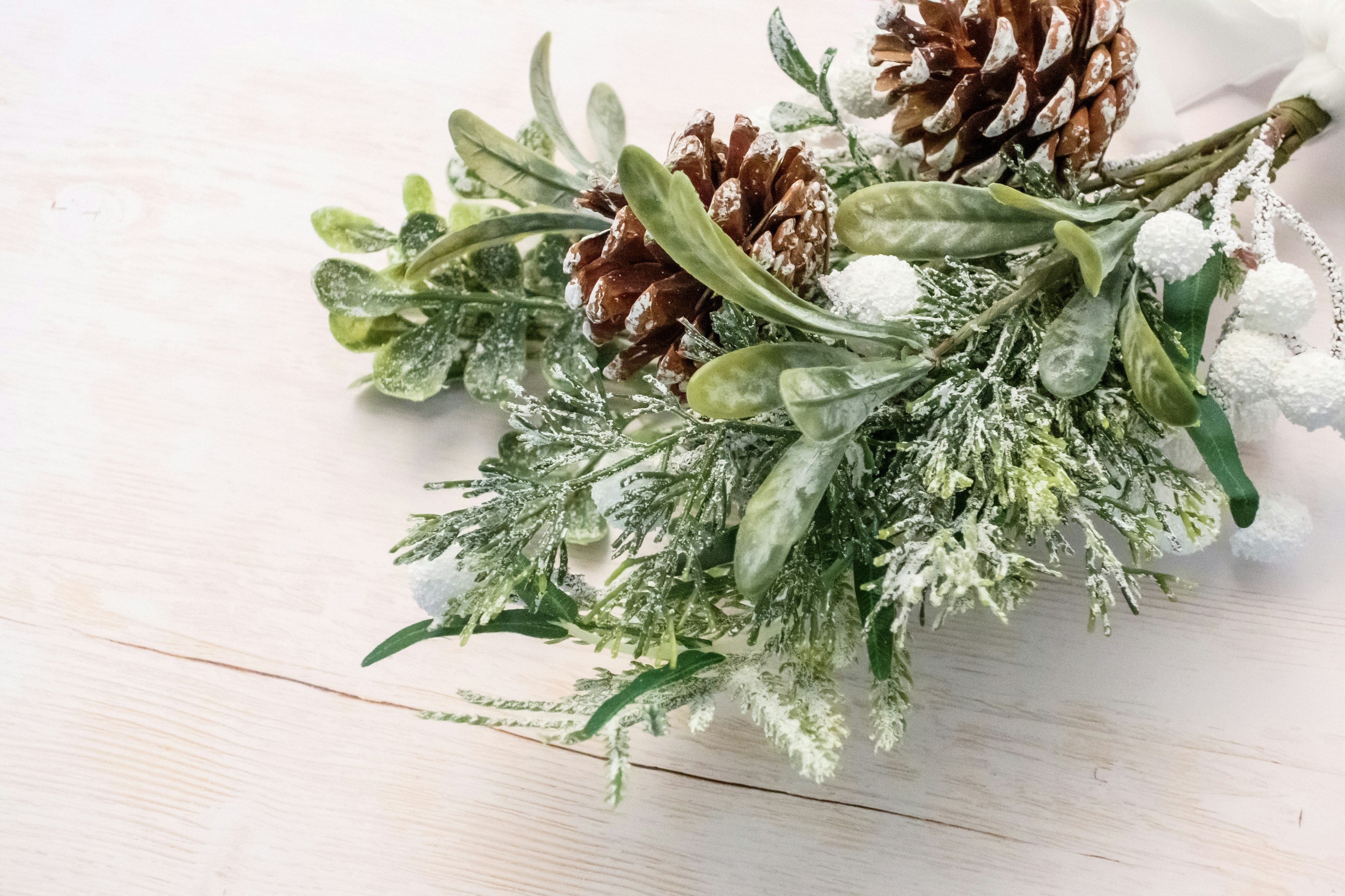 Décoration de Noël avec des pommes de pin et du feuillage vert