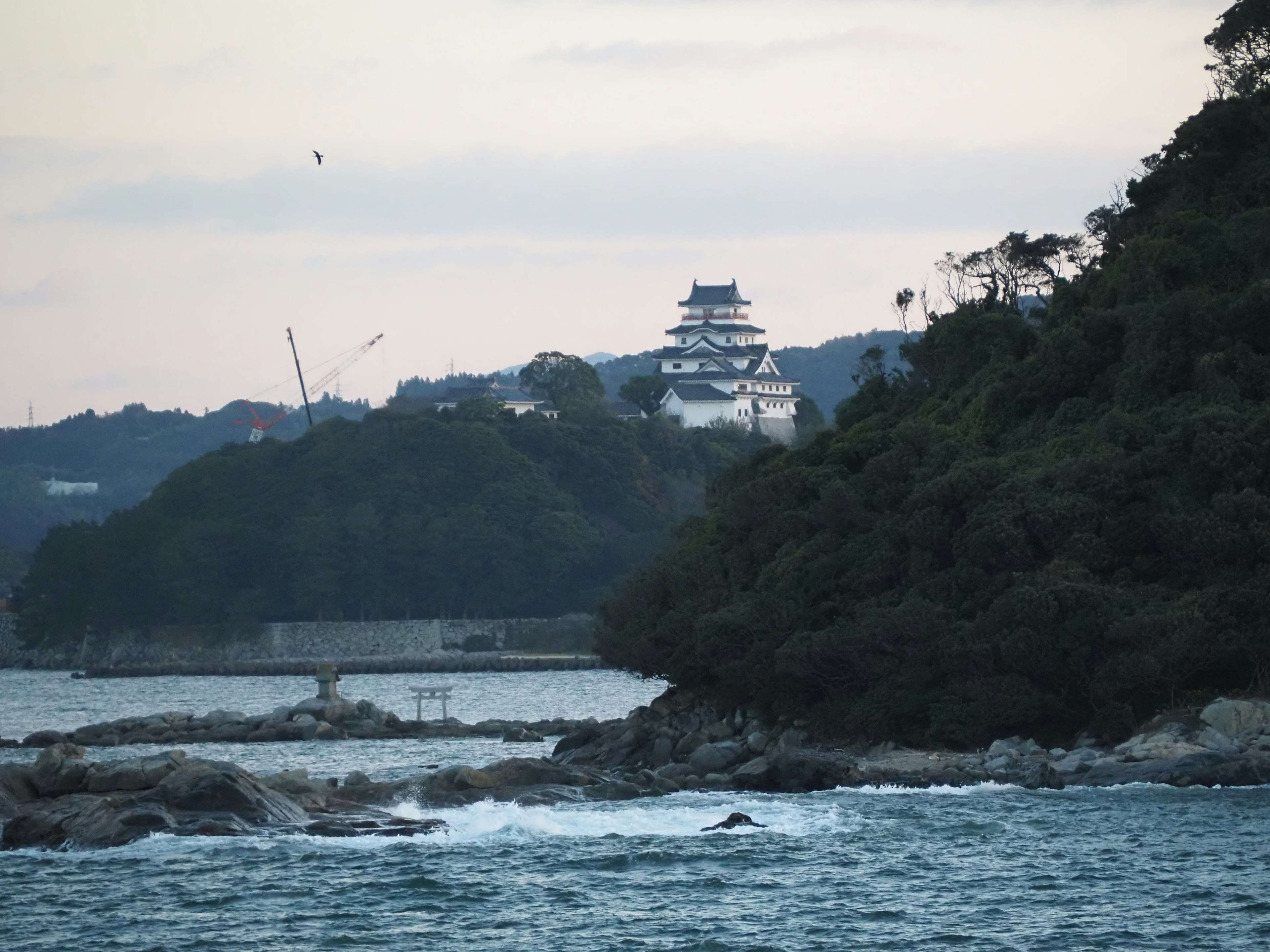 海岸に位置する城の美しい景色と周囲の自然