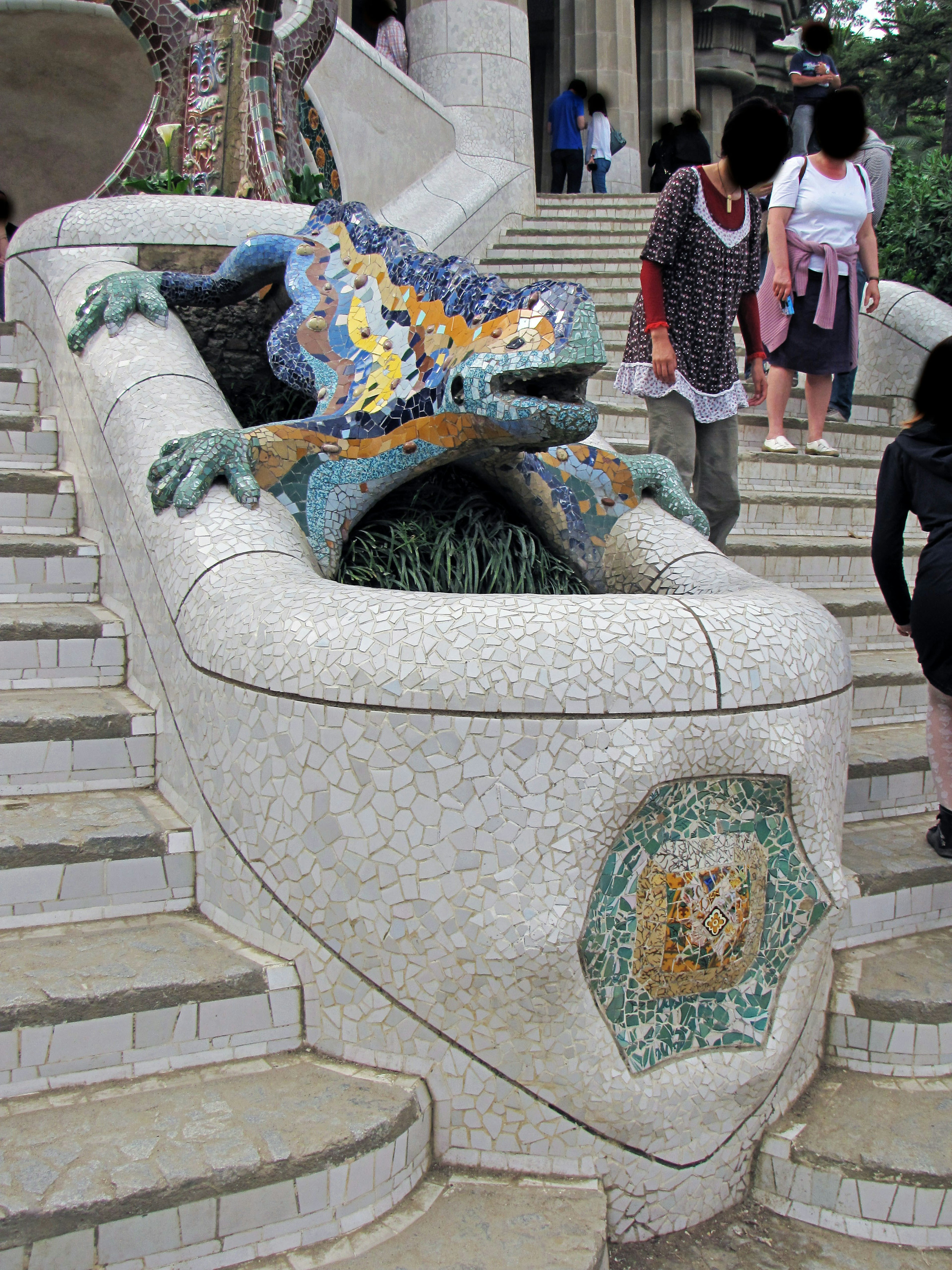 Escultura de lagarto de mosaico colorido en las escaleras del Parque Güell