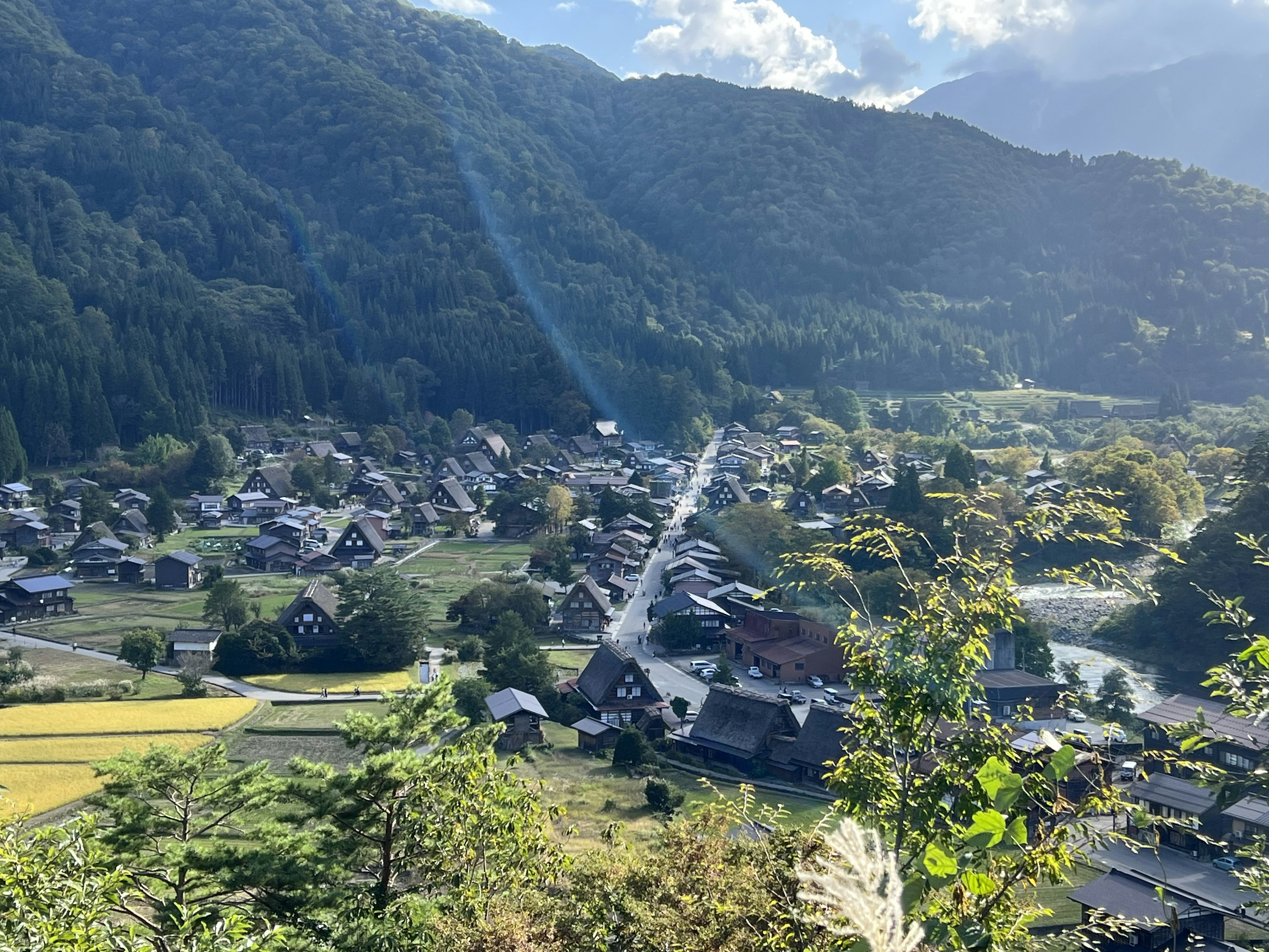 Vue panoramique d'un village traditionnel entouré de belles montagnes