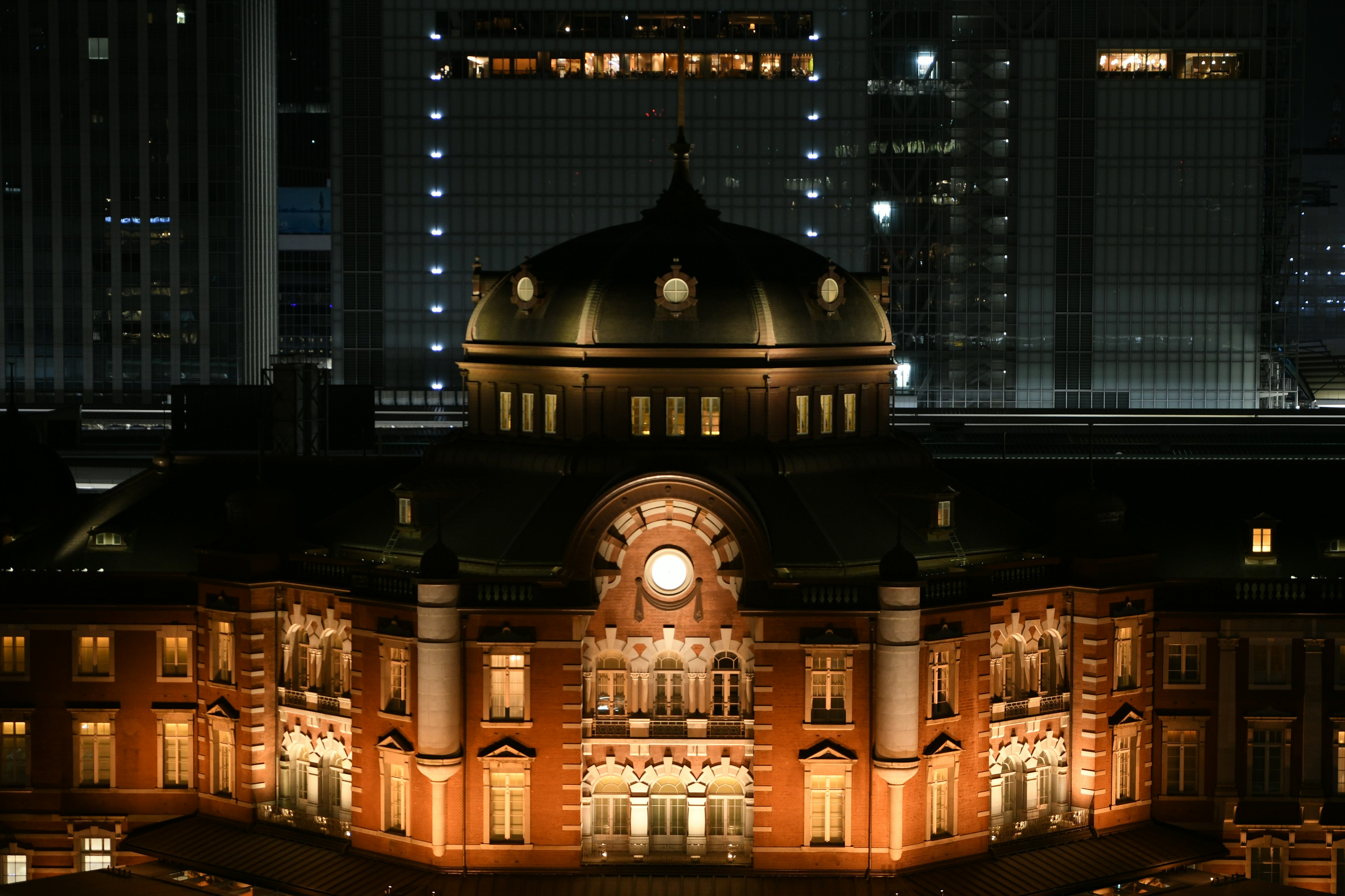 Schöne Nachtansicht des Bahnhofs Tokio mit historischer Architektur