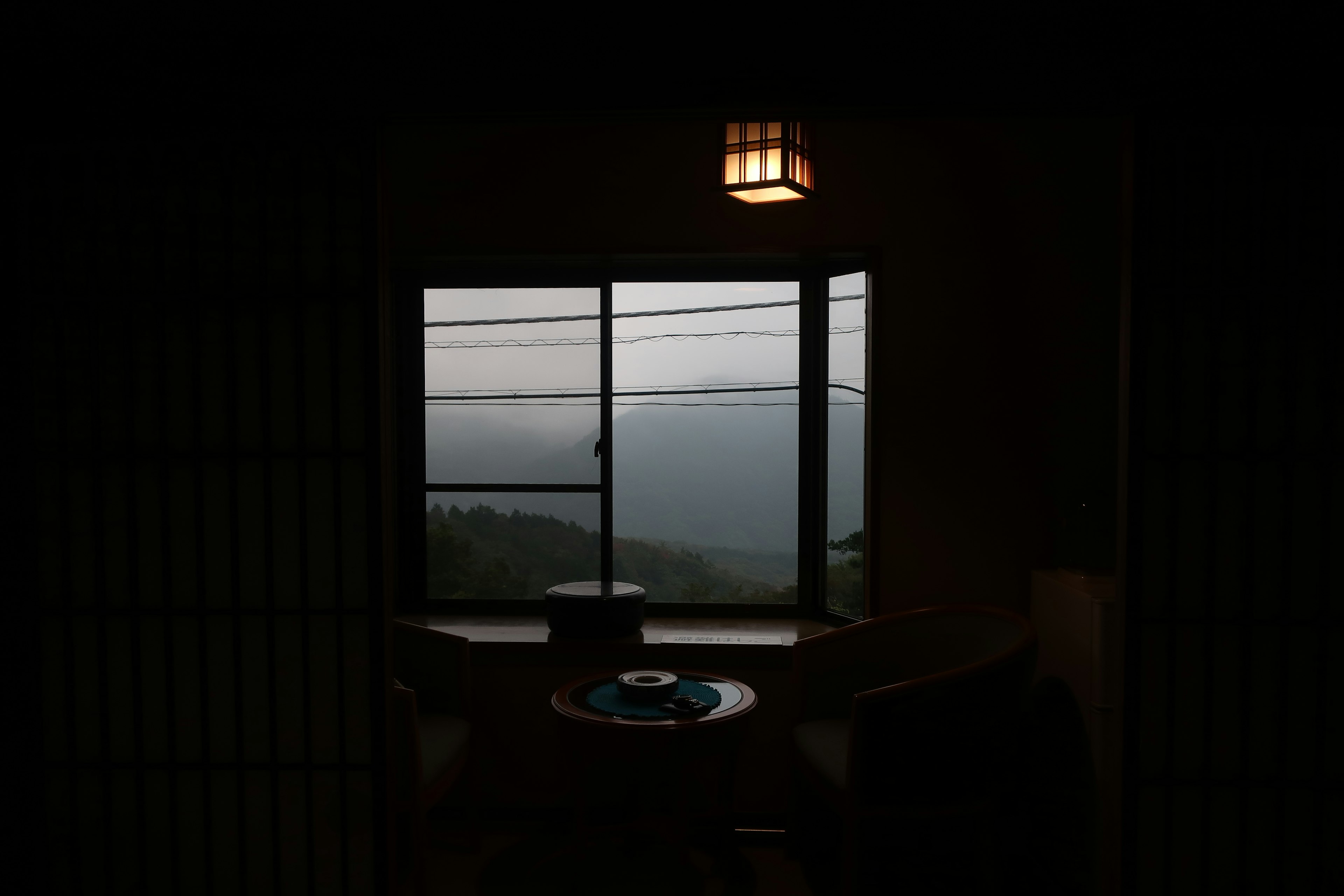 Intérieur d'une pièce avec une fenêtre donnant sur une vue sereine de montagne