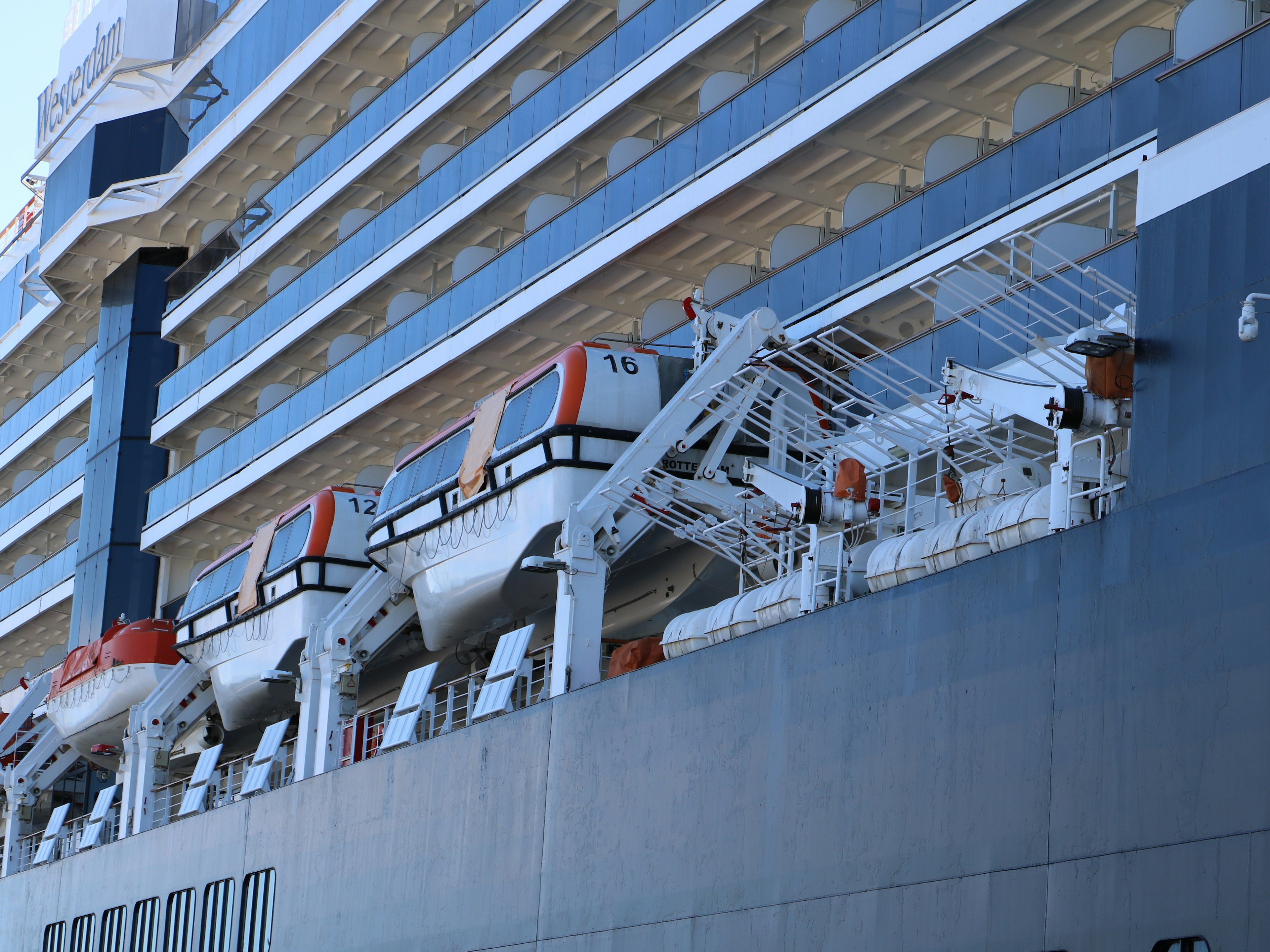 Vista de botes salvavidas montados en el casco de un gran crucero