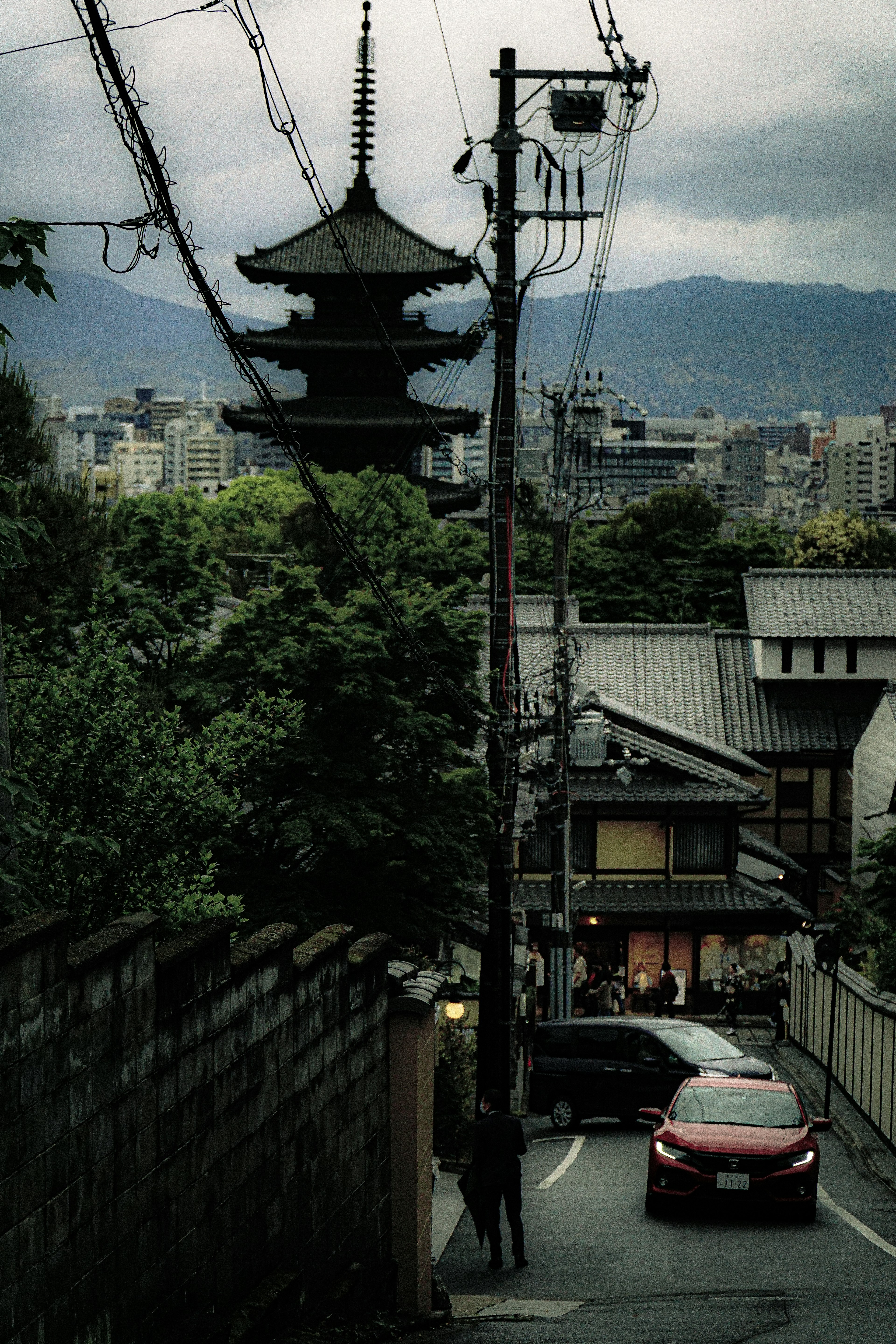 Vista escénica de Kioto con una pagoda y edificios tradicionales