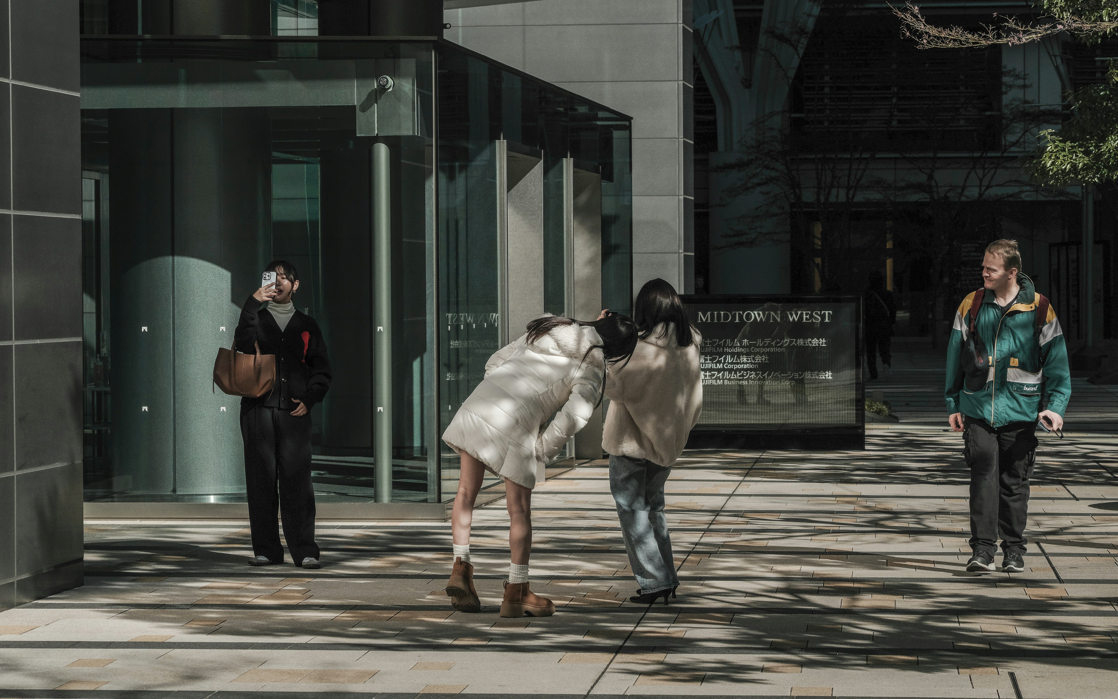 Una escena de personas con diversos atuendos reunidas en un entorno urbano