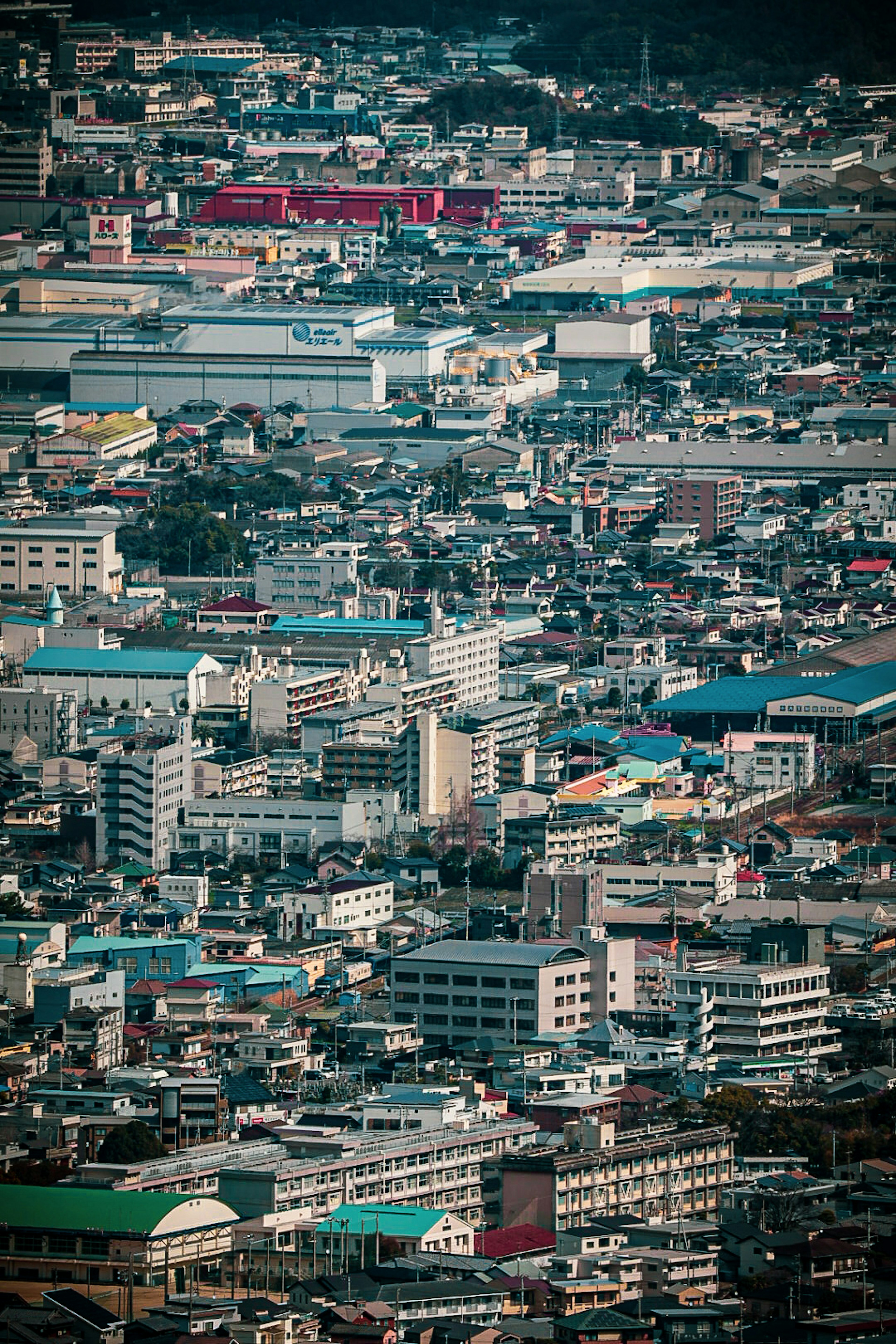 都市の高層ビルと住宅が広がる風景