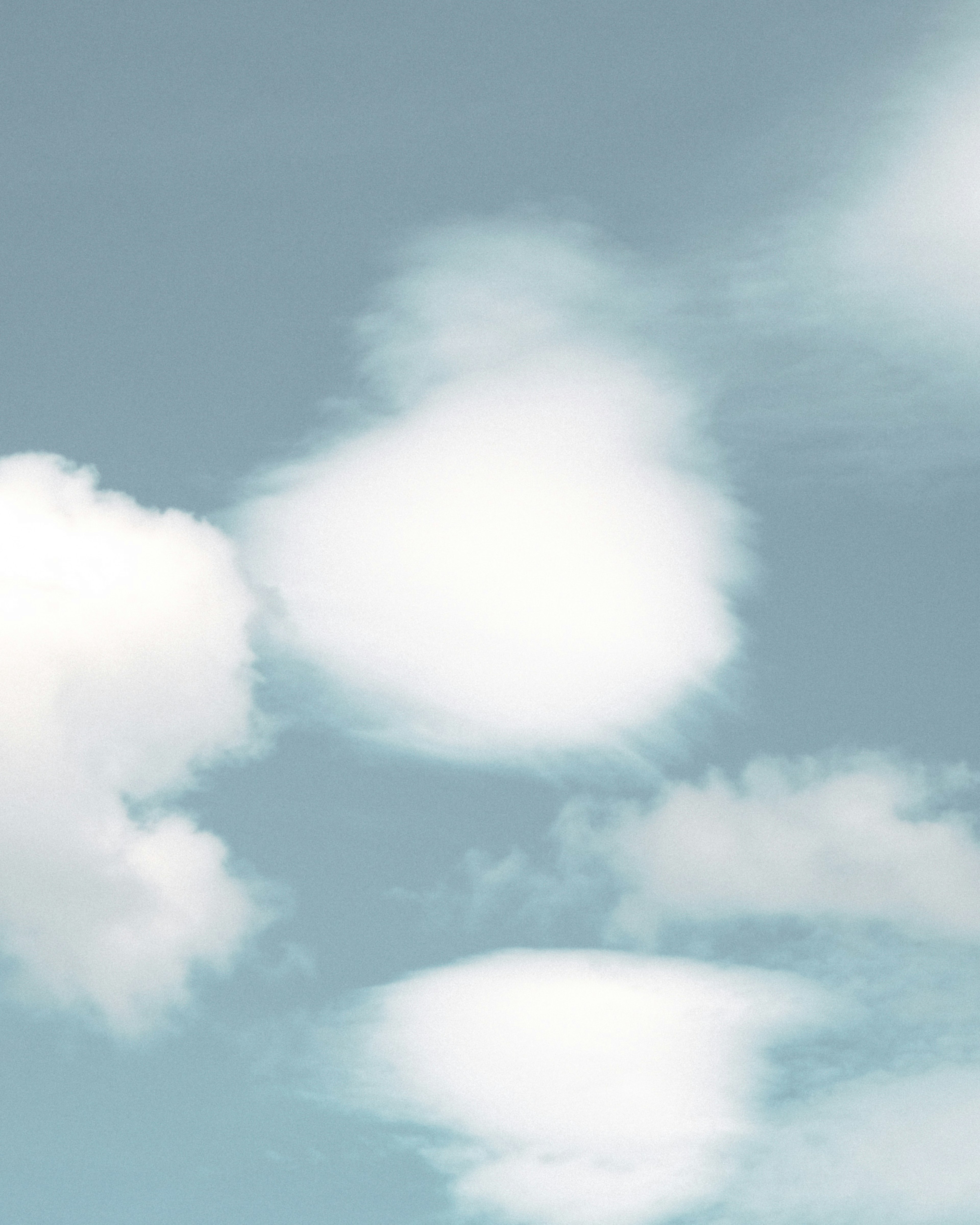 Suaves nubes blancas flotando en un cielo azul