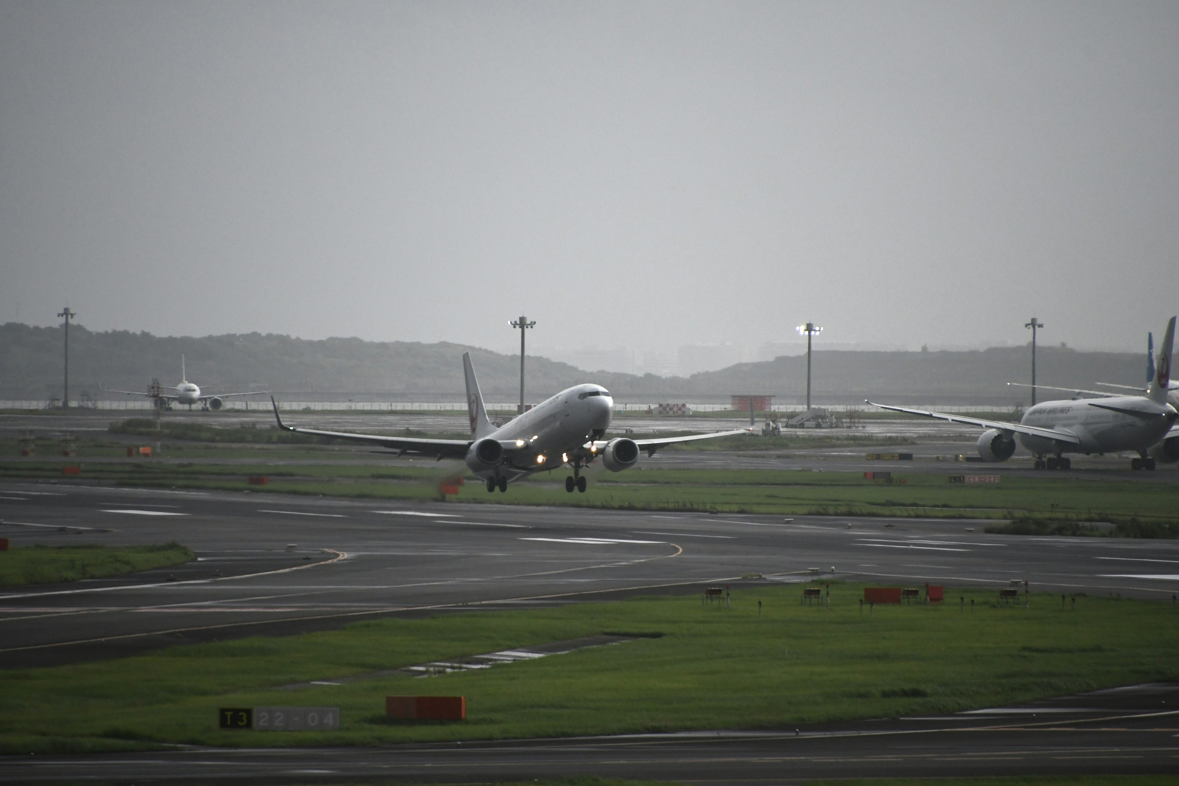 Avion atterrissant sur la piste avec fond d'aéroport