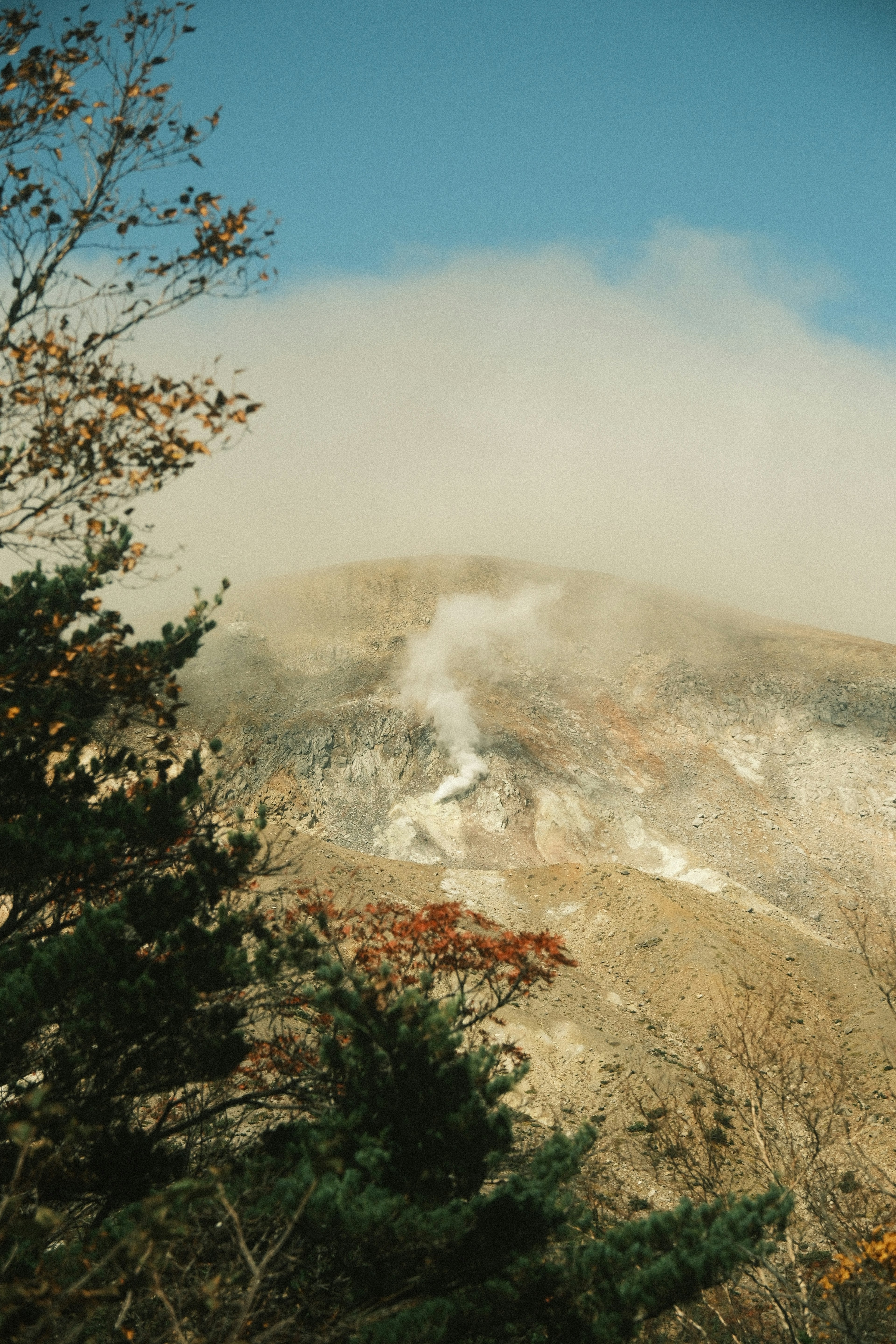 山の煙と霧が漂う風景の写真