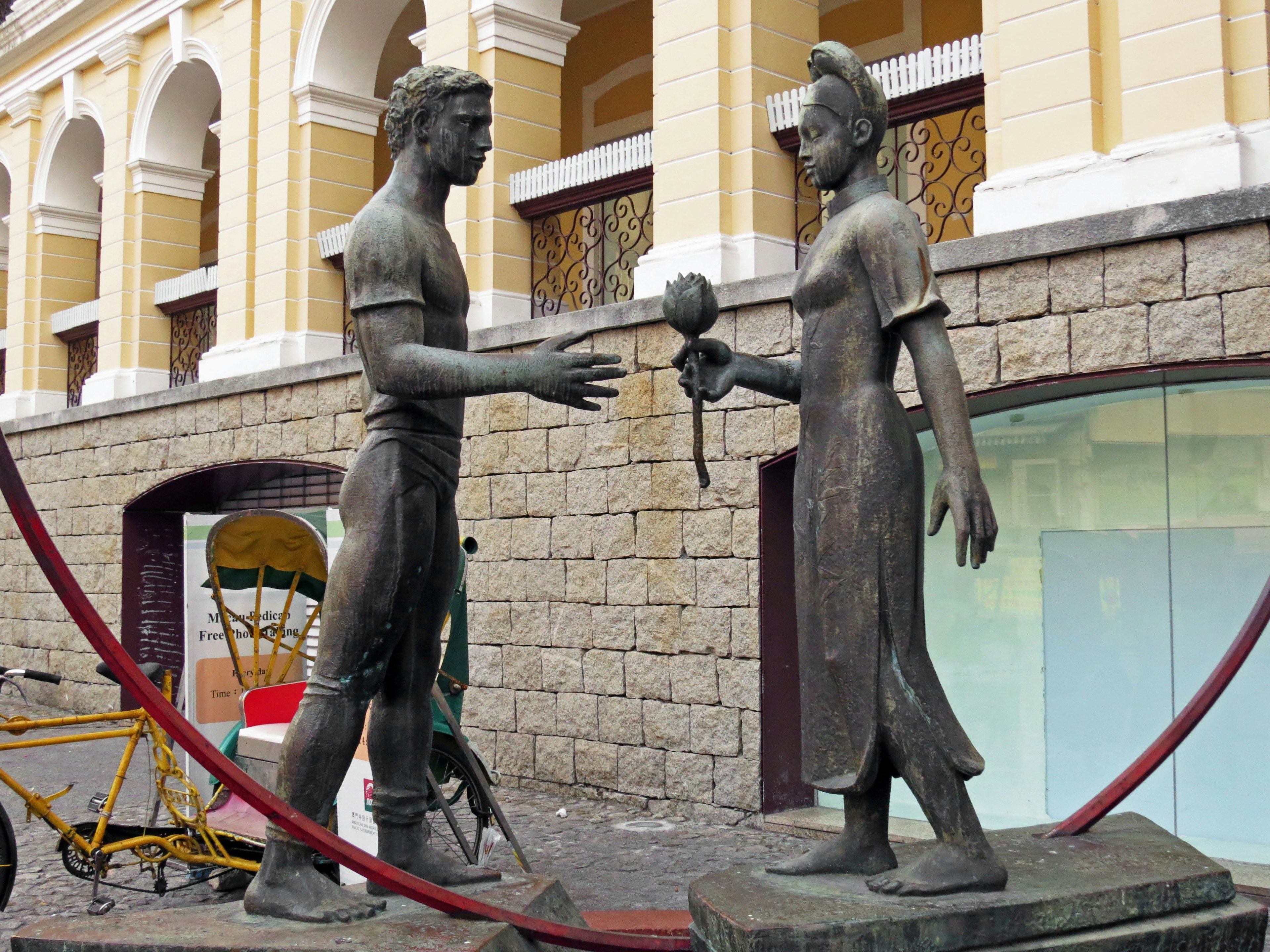 Statue in bronzo di un uomo e una donna che si fronteggiano La scultura rappresenta l'interazione e l'amicizia