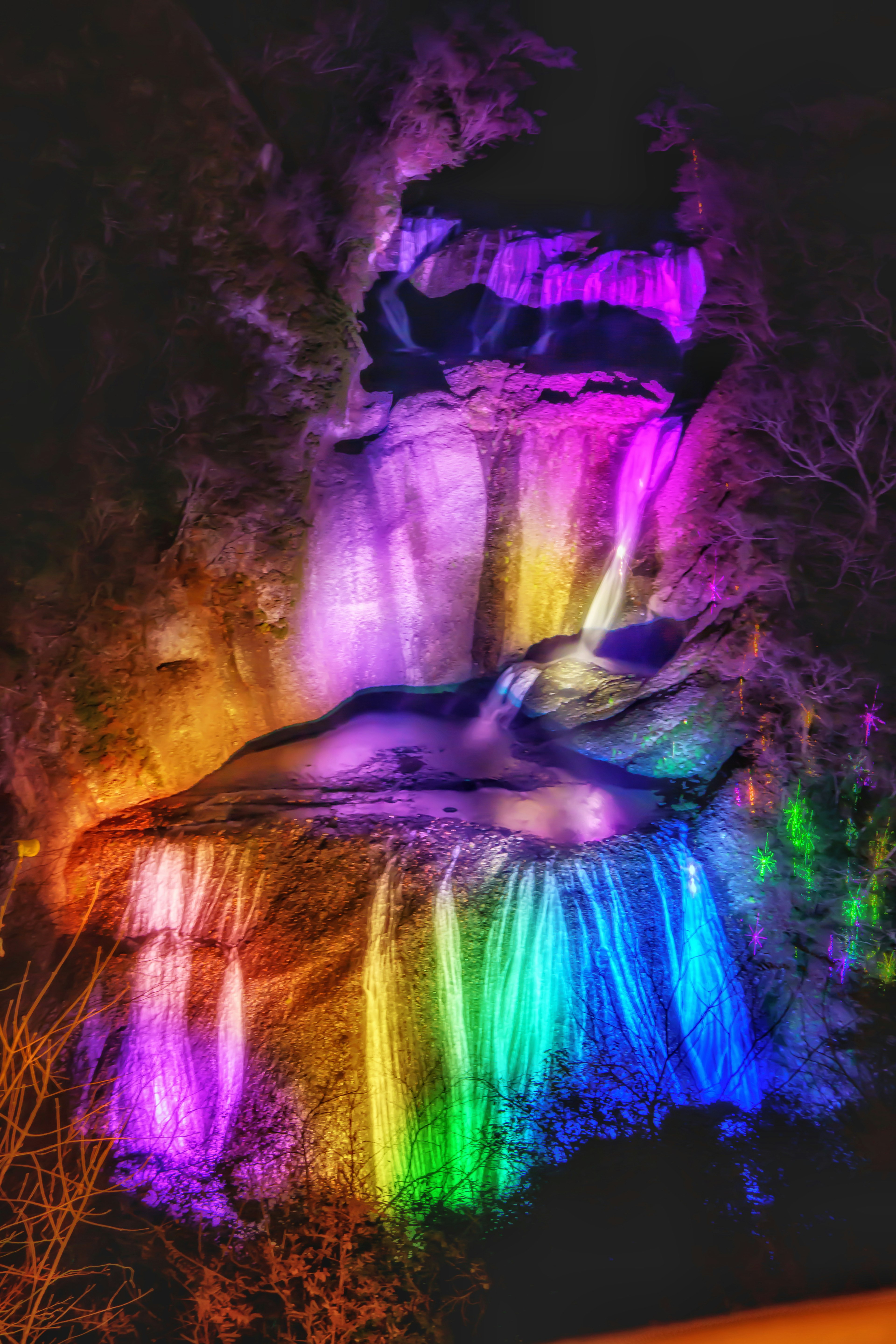 Magnifique cascade illuminée par des lumières colorées