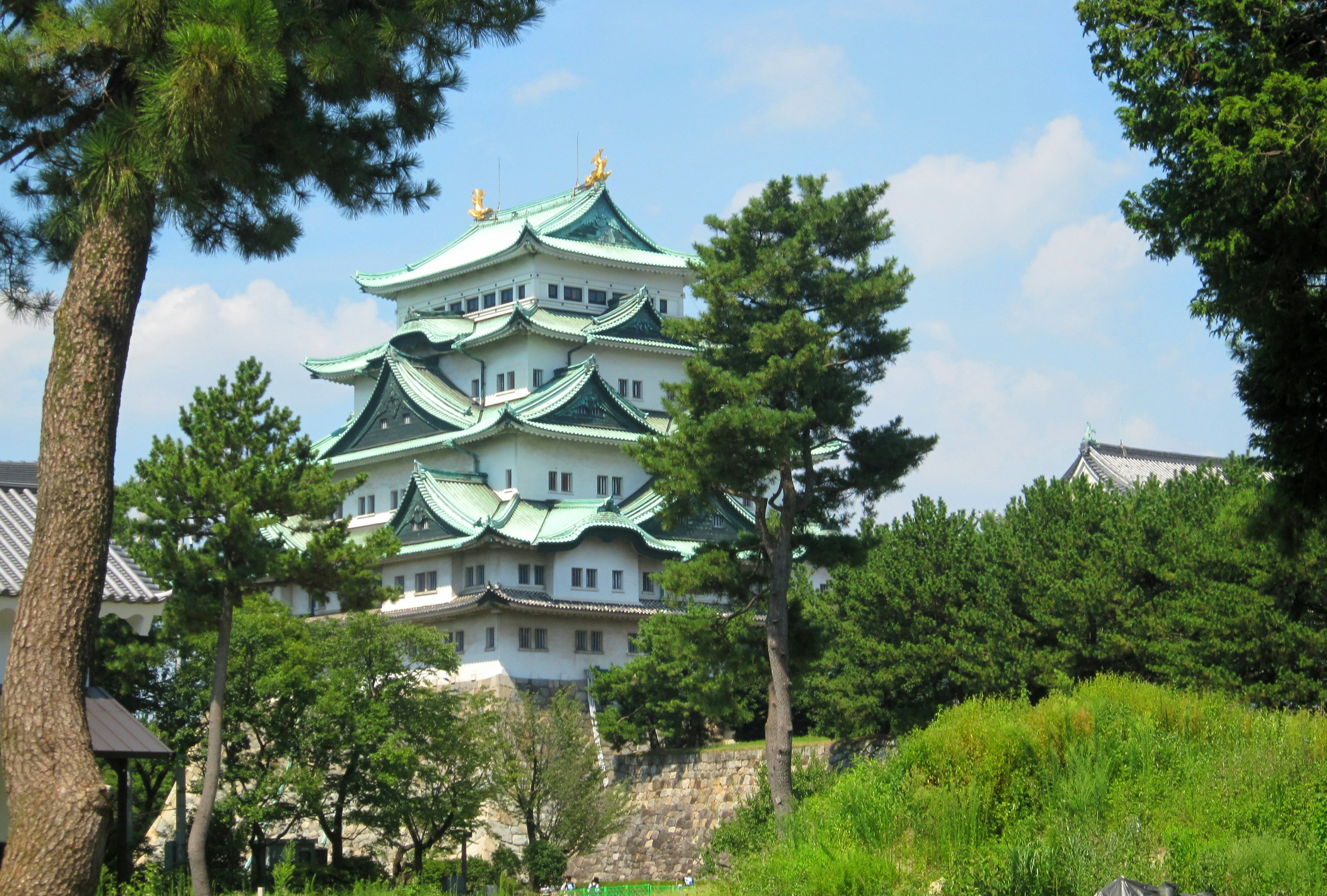 Castillo de Nagoya con hermosa arquitectura y entorno verde