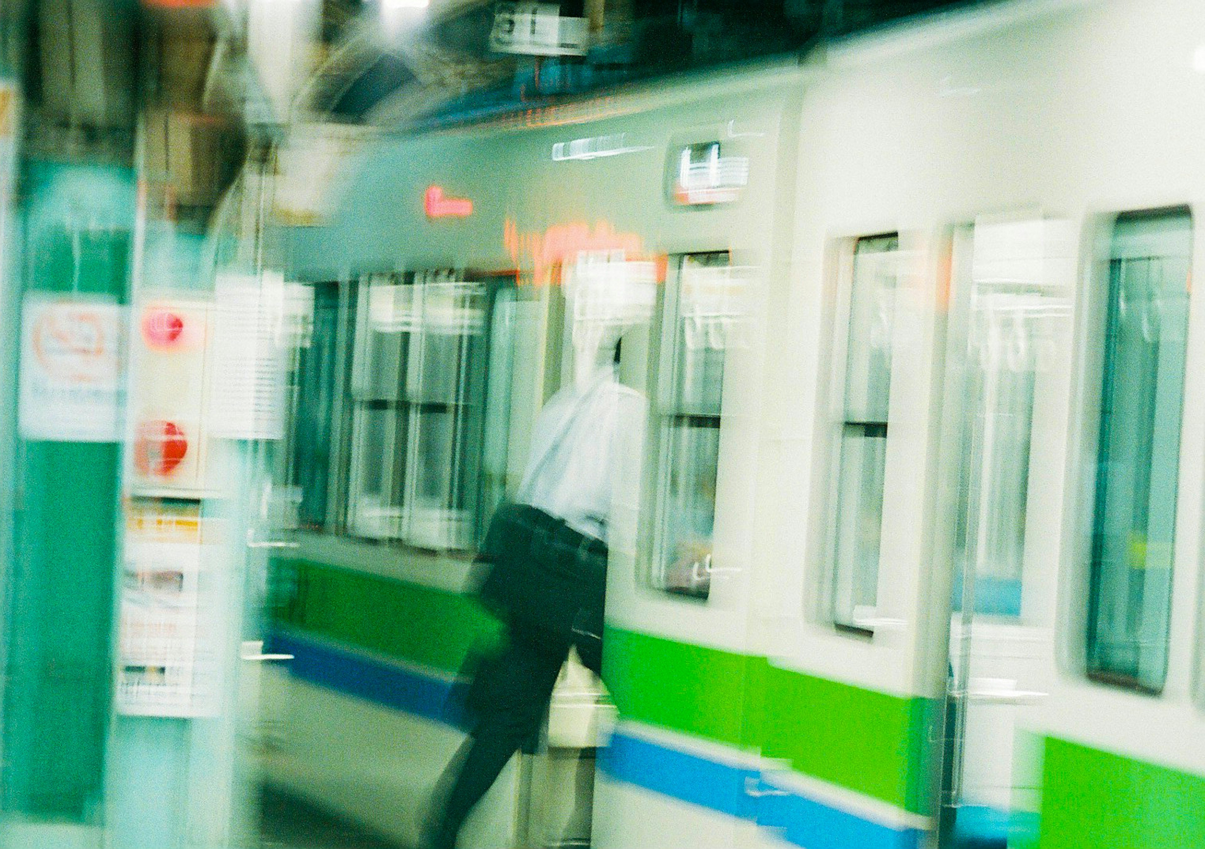 Immagine sfocata di un passeggero che sale su un treno in una stazione