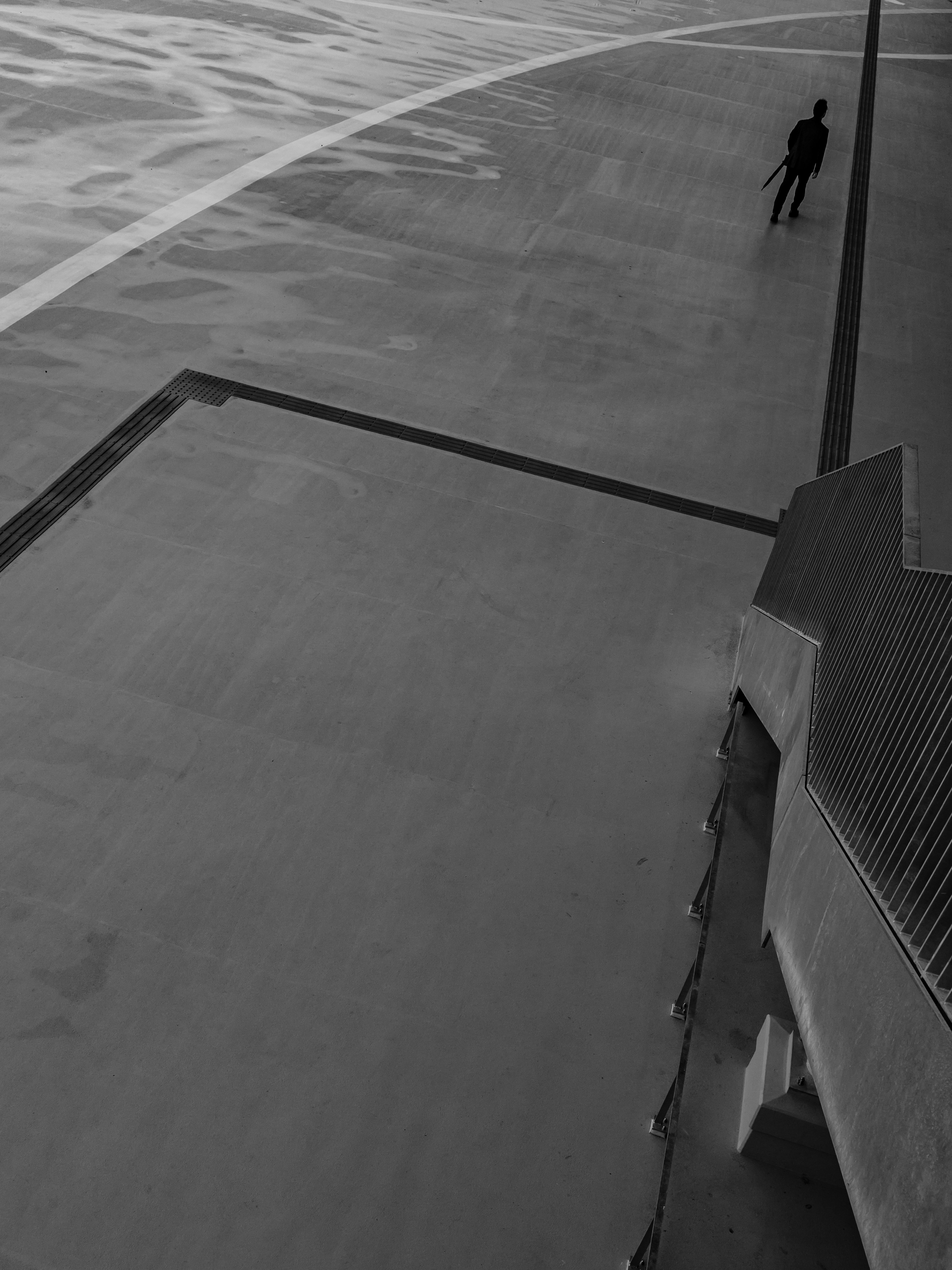 Figura solitaria in un paesaggio monocromatico con linee geometriche