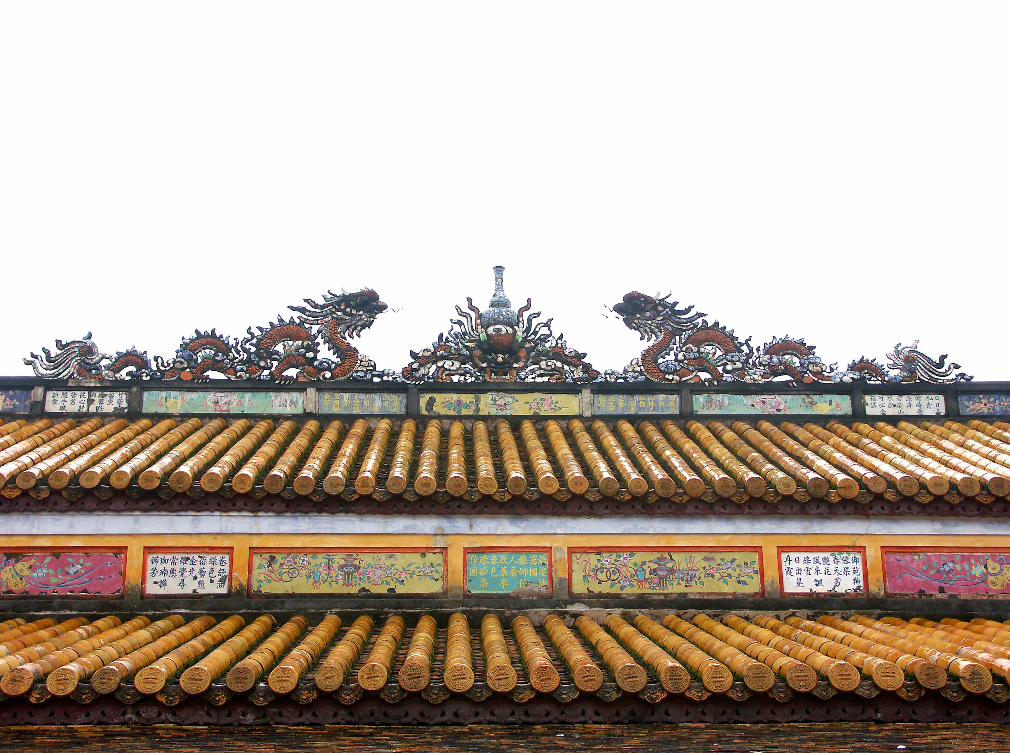 Colorful decorative roof with dragon sculptures