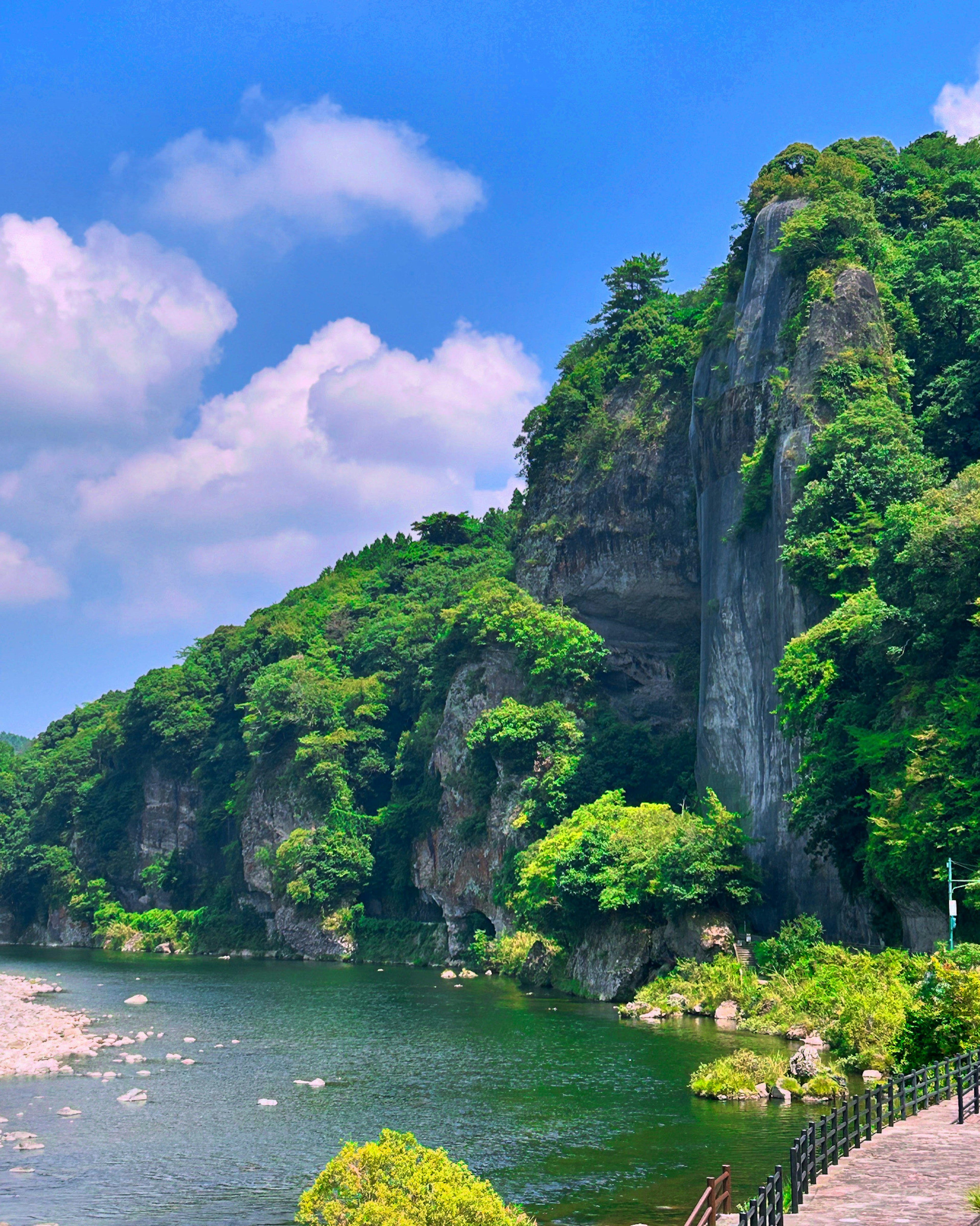 緑豊かな山と青い空が広がる川の風景