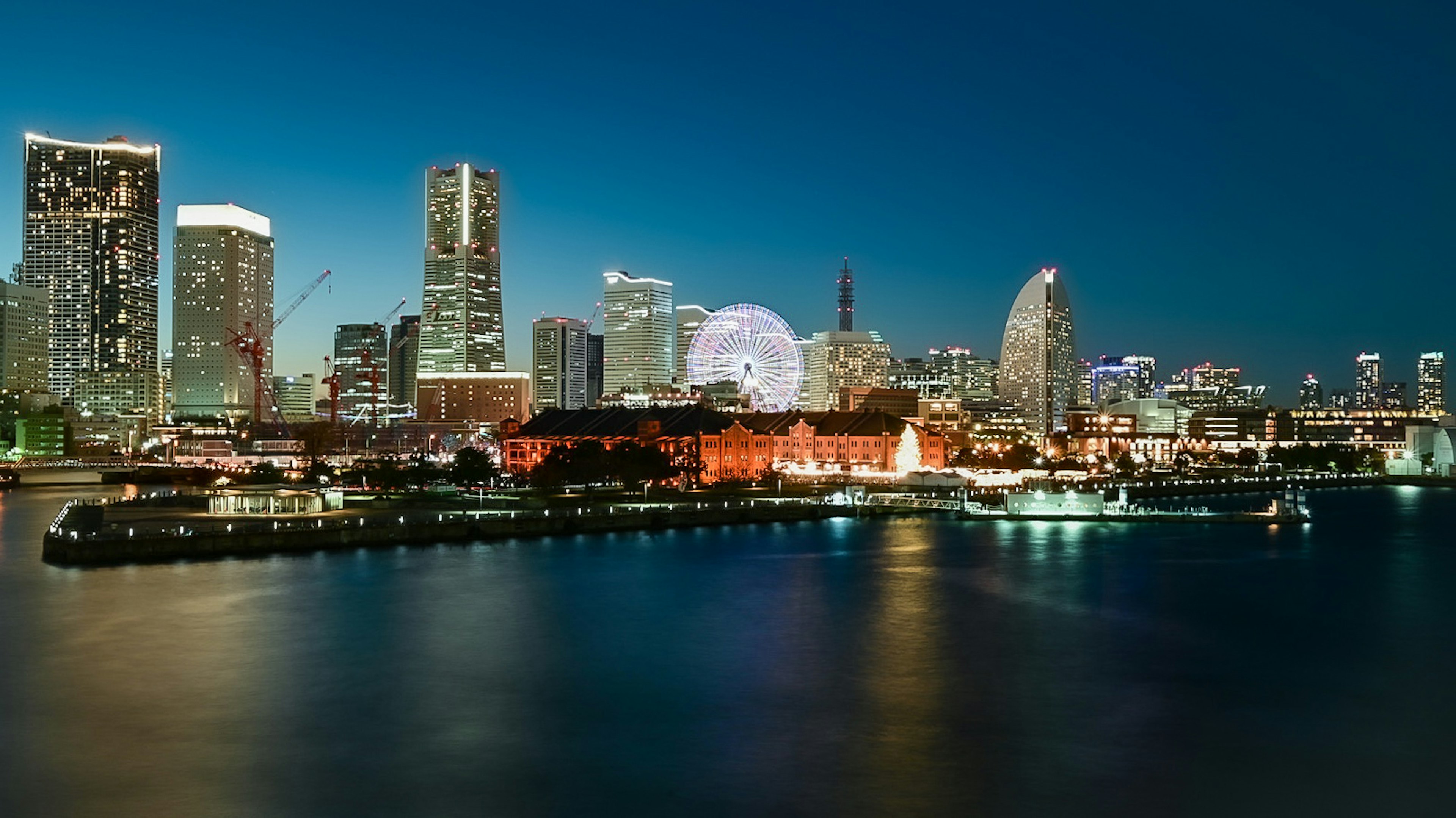 夜景の横浜のスカイラインと海の景色