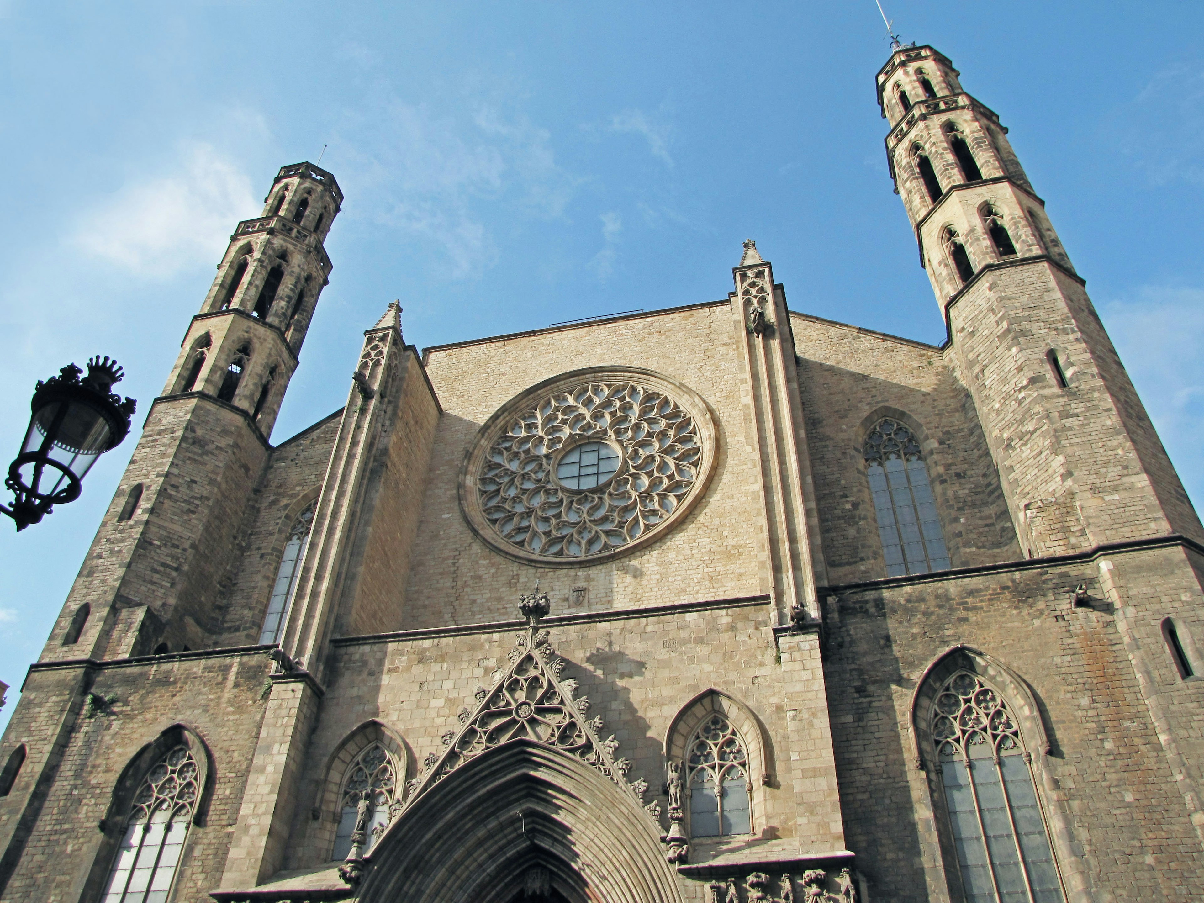 Iglesia de estilo gótico con torres gemelas y gran rosetón