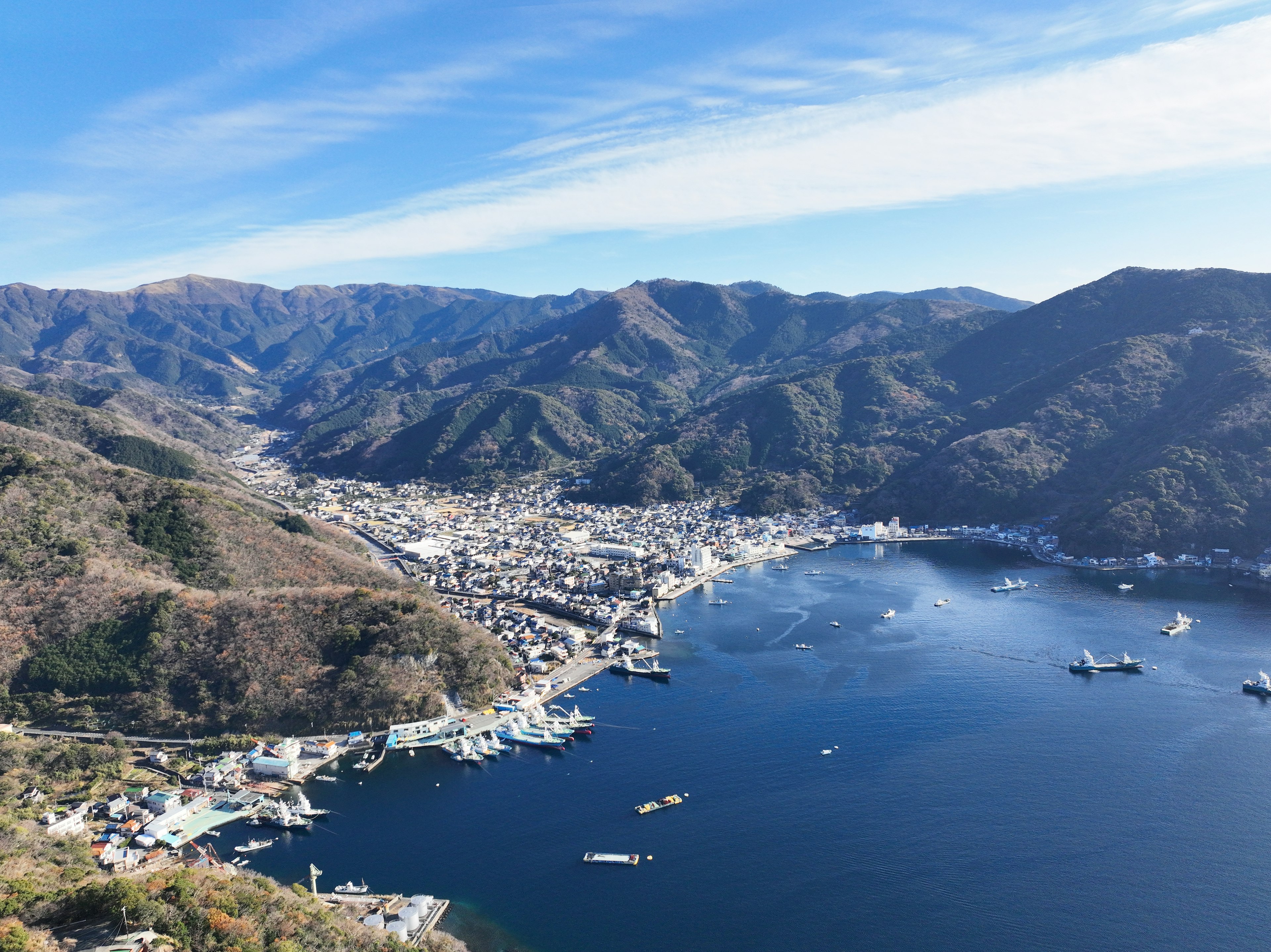 Vista aérea de una ciudad costera rodeada de montañas