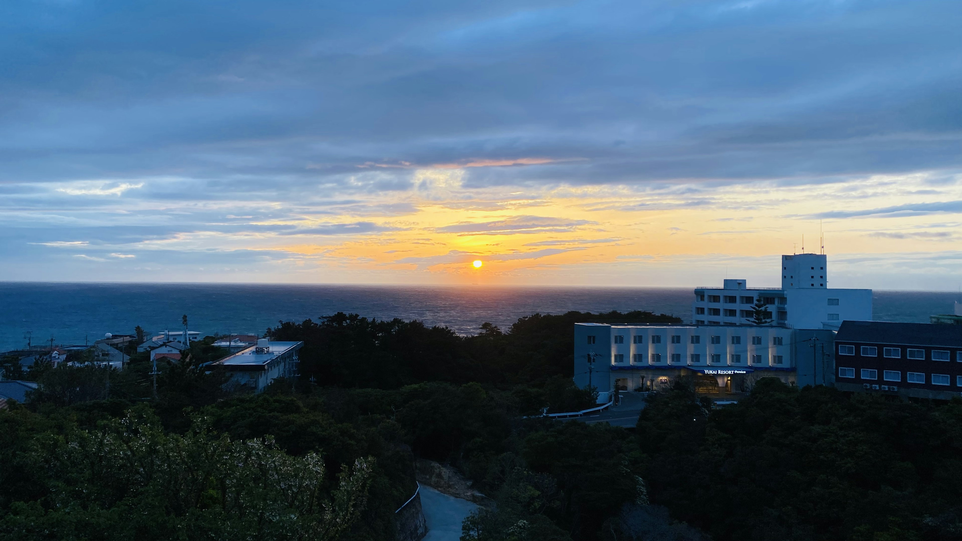 海と夕日の美しい風景ホテルの建物が見える