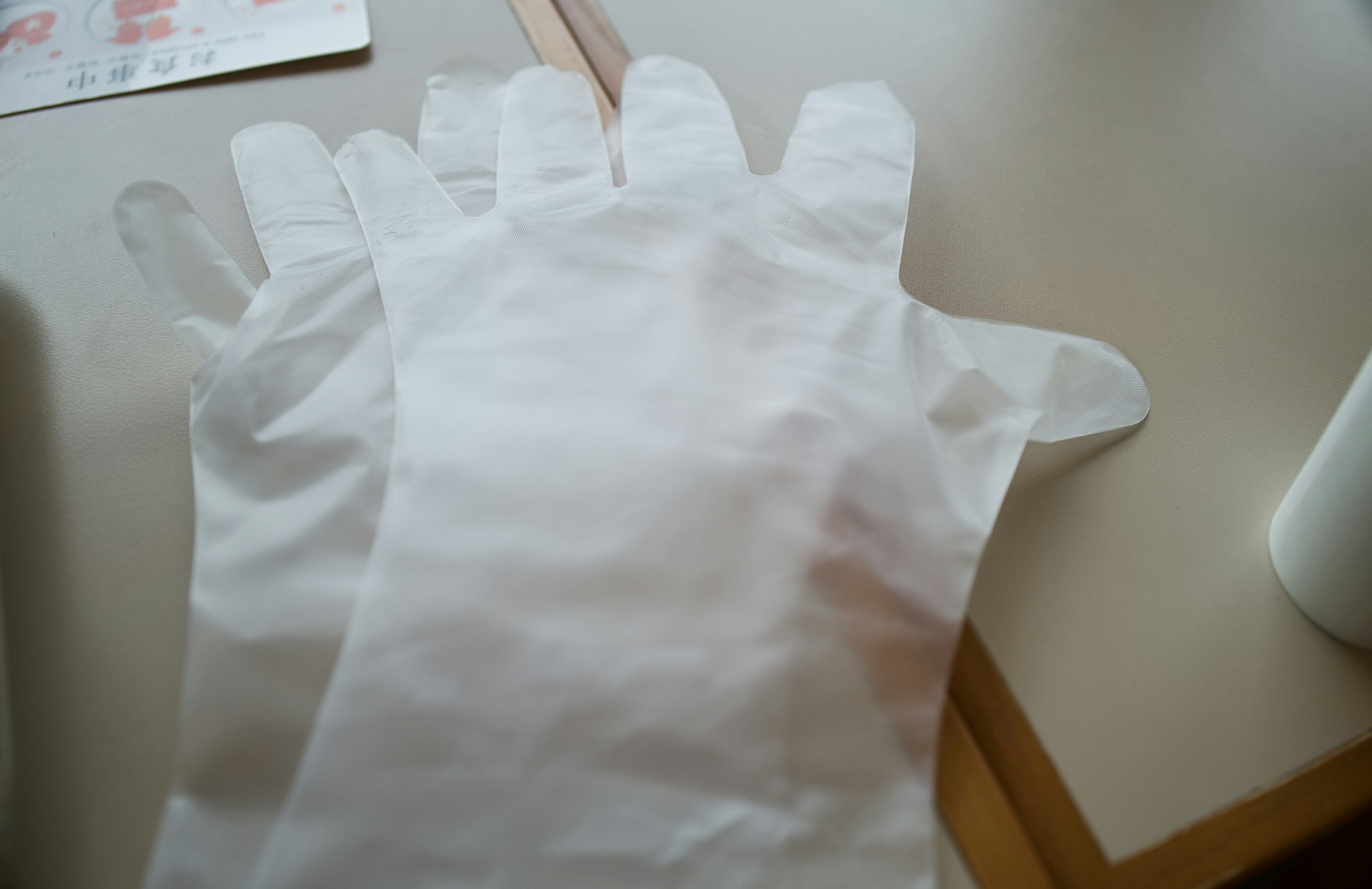 Gants blancs posés sur une table