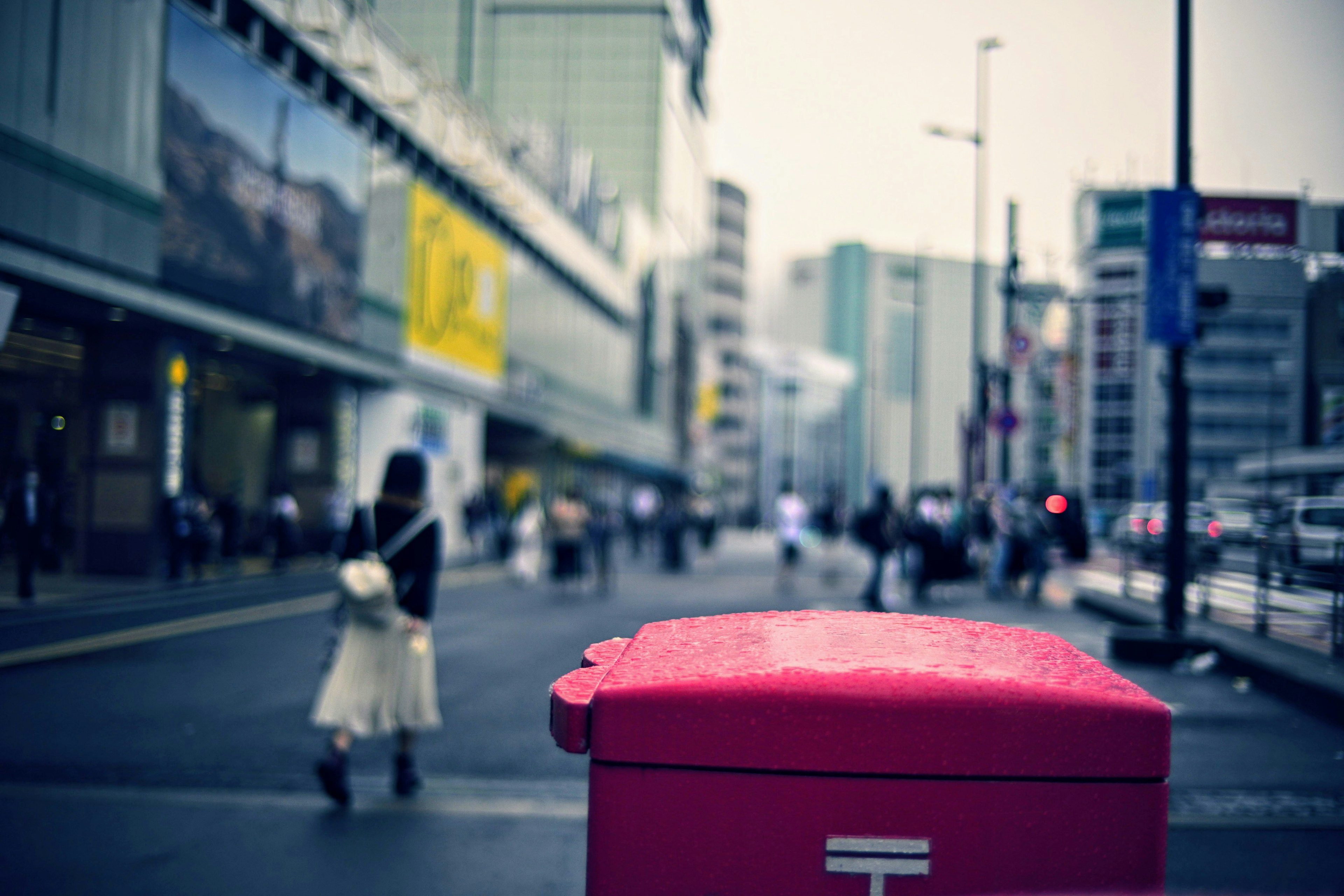 Boîte aux lettres rouge avec un paysage urbain en arrière-plan à Tokyo