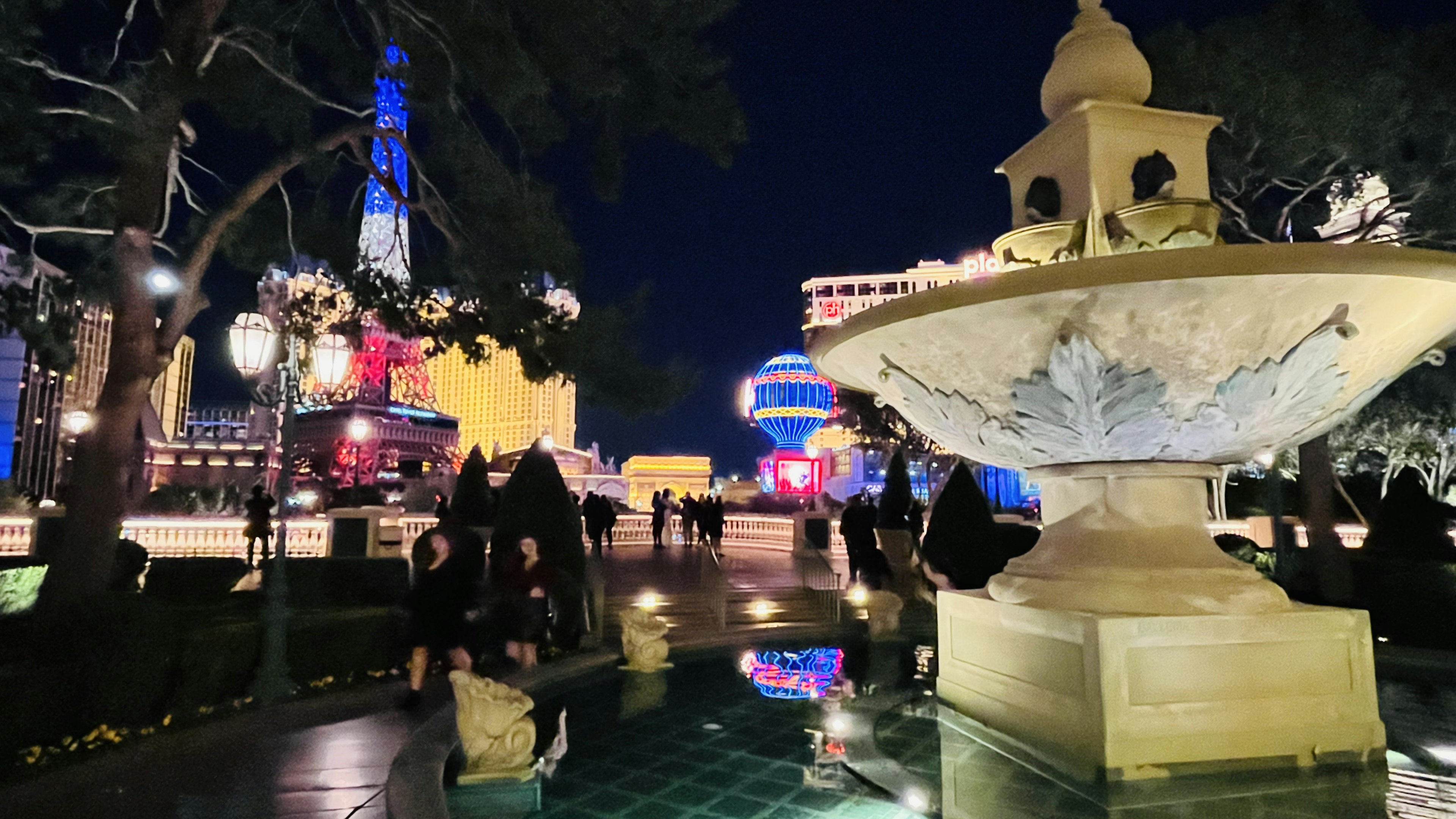 Fuente en Las Vegas de noche con siluetas de personas