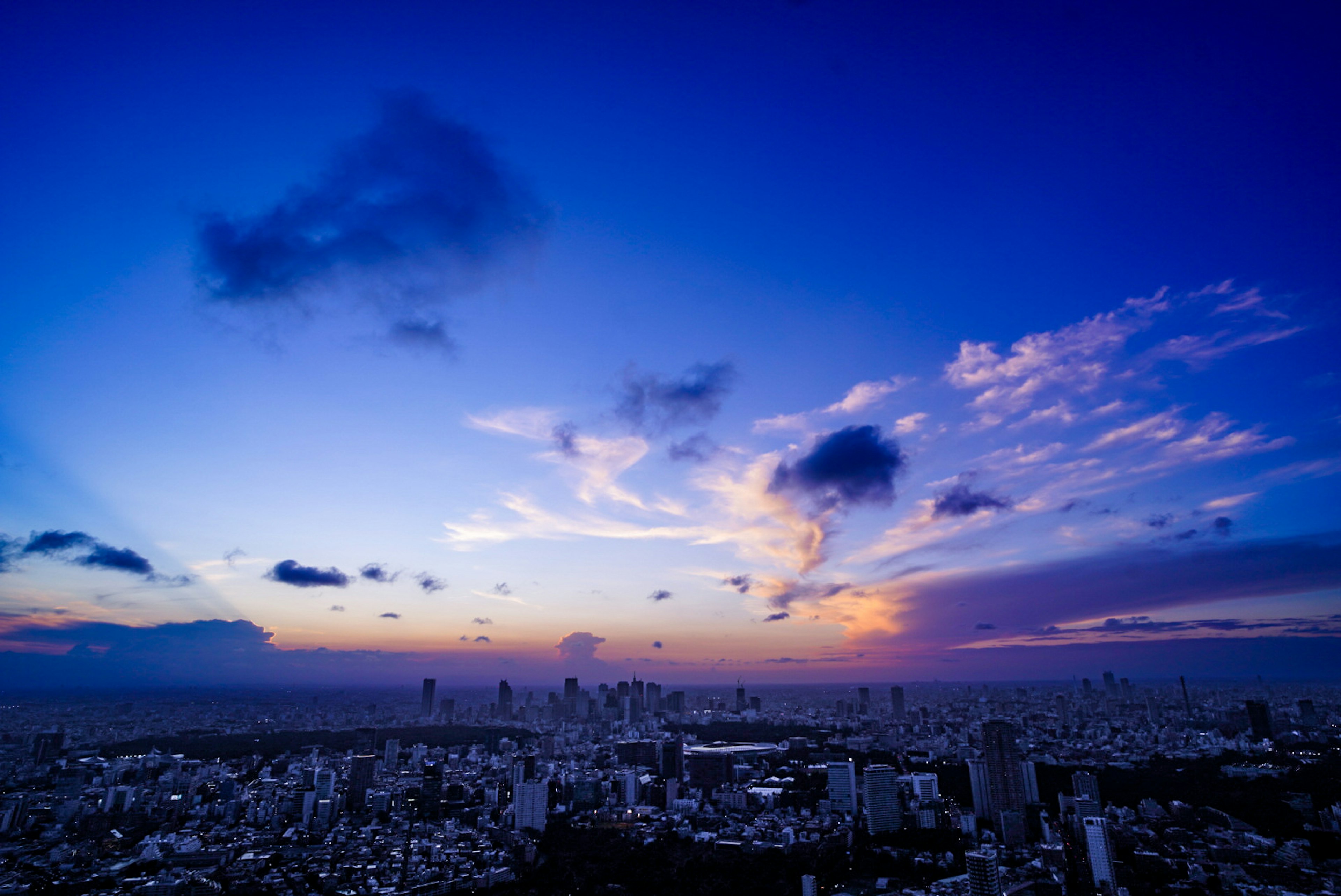 Garis langit Tokyo saat matahari terbenam dengan warna cerah