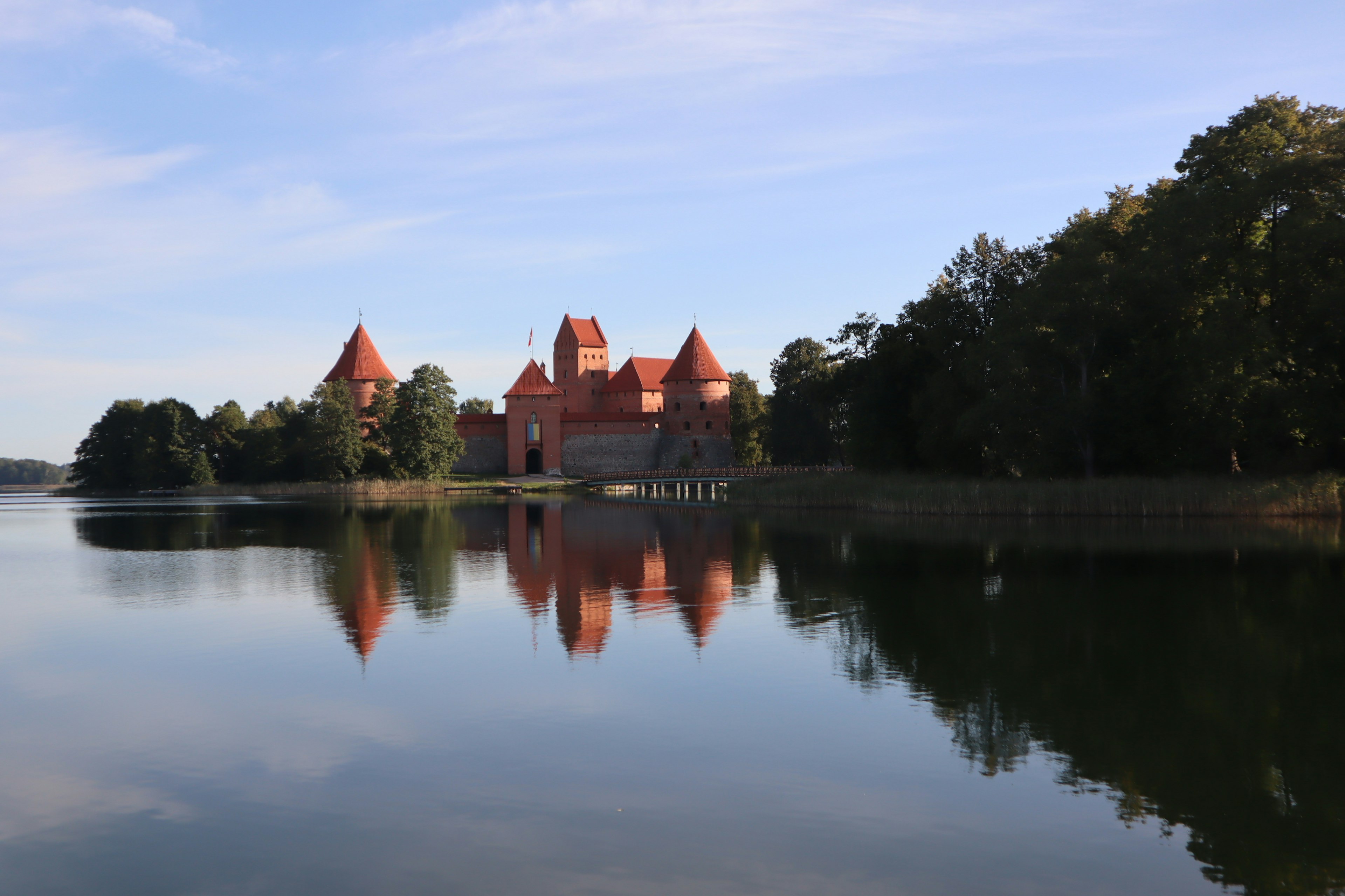 Castello di Trakai che si riflette nelle acque calme del lago