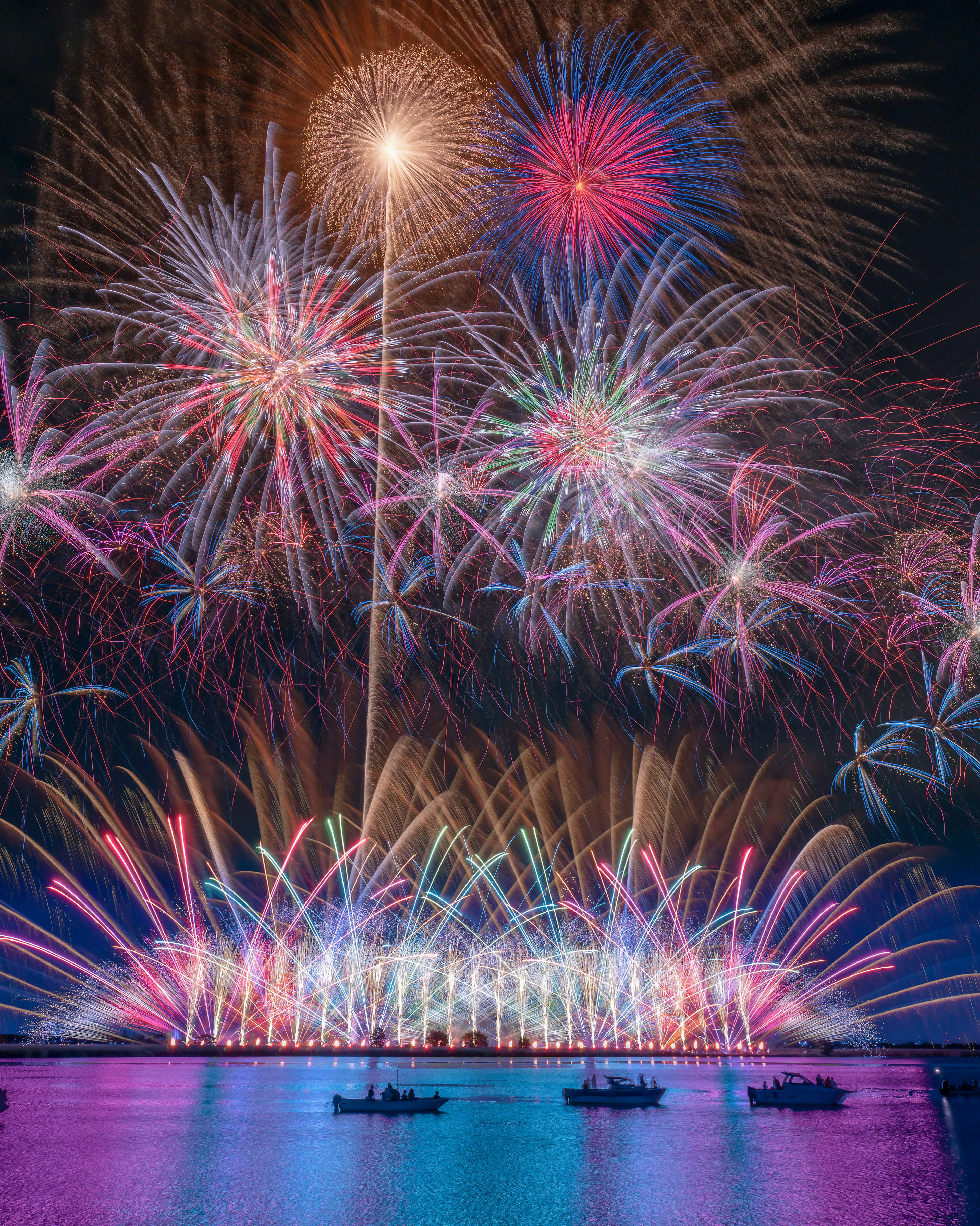 夜空に広がる色とりどりの花火が打ち上げられた美しいシーン