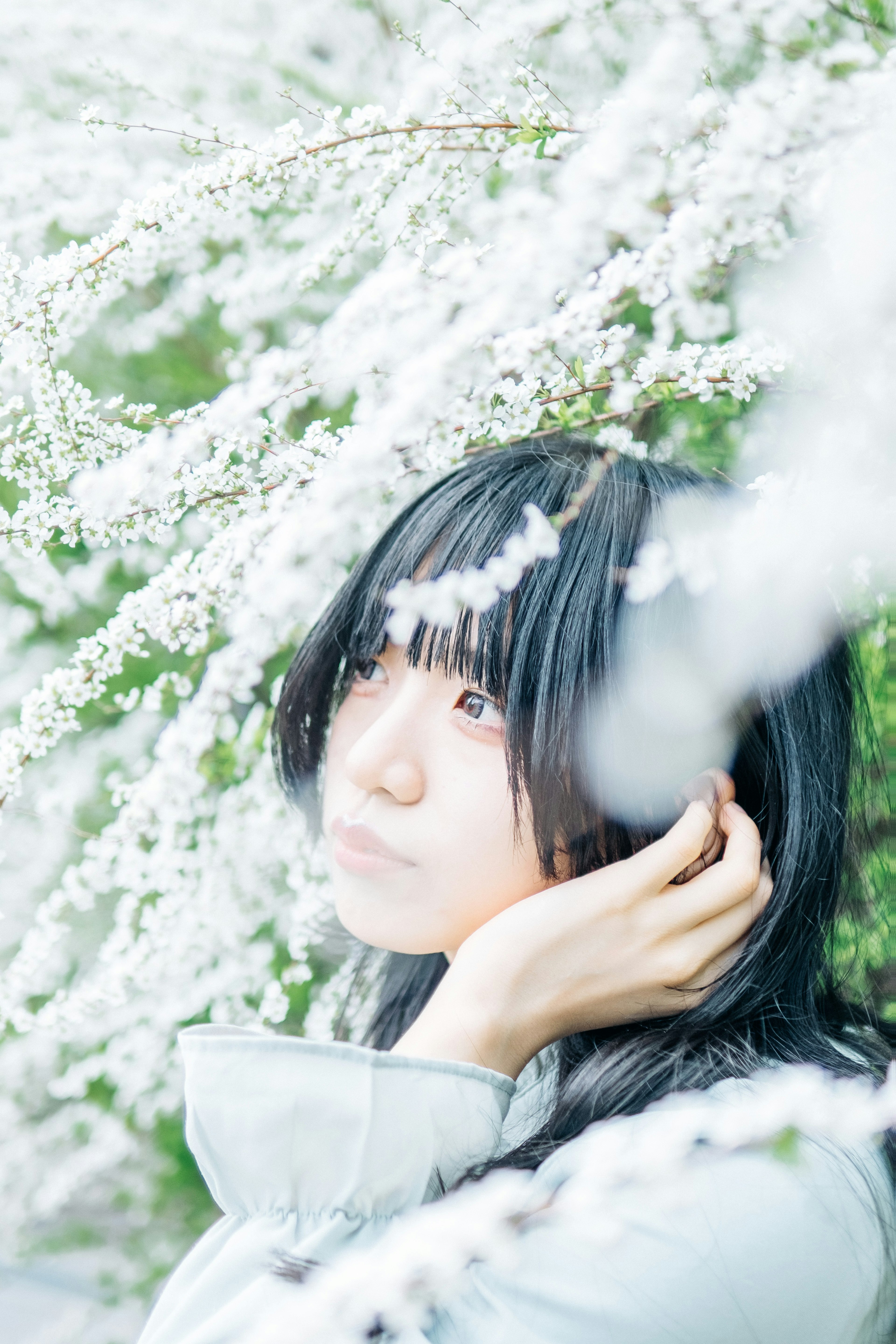 Portrait d'une femme entourée de fleurs blanches