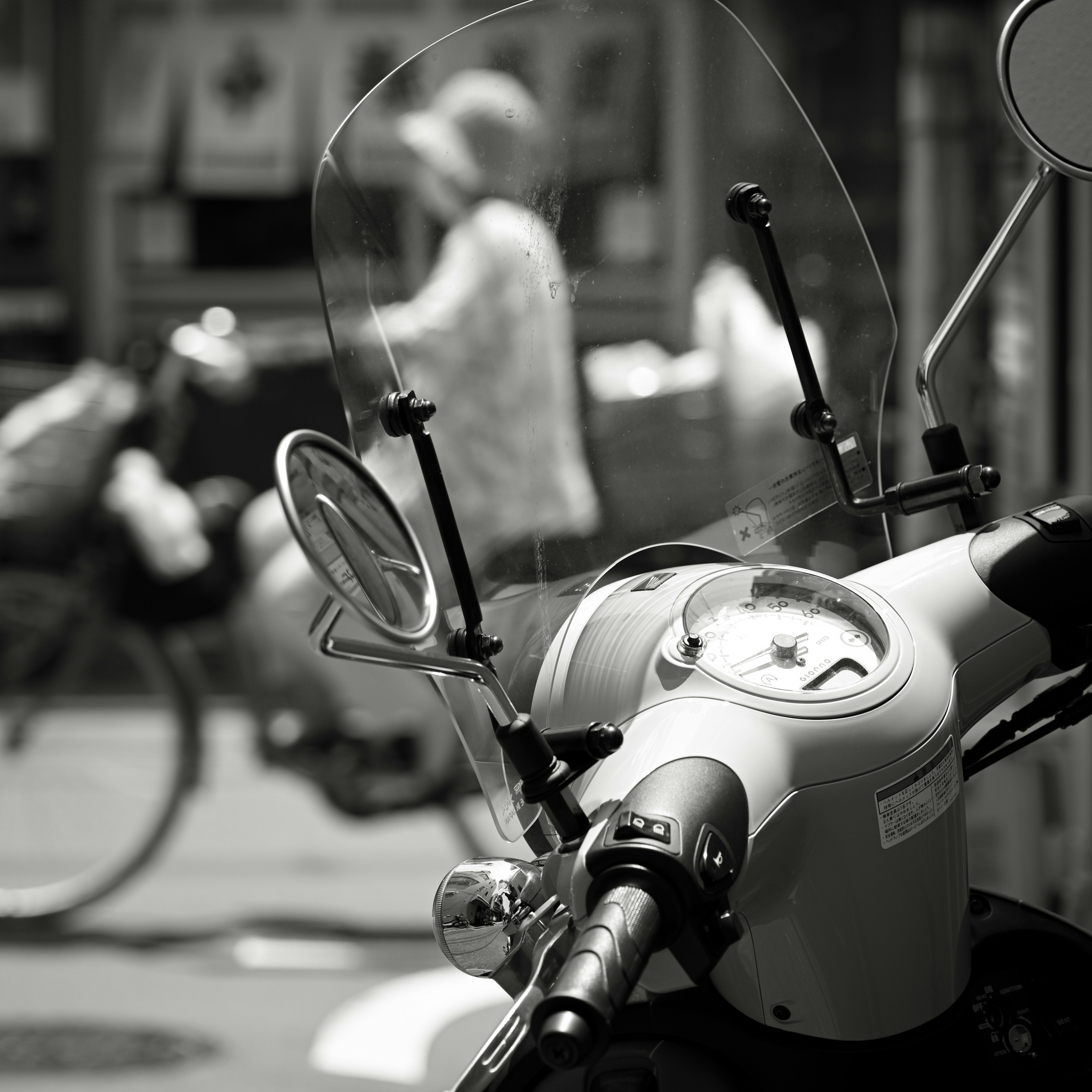 バイクのアップとぼんやりした背景の人々