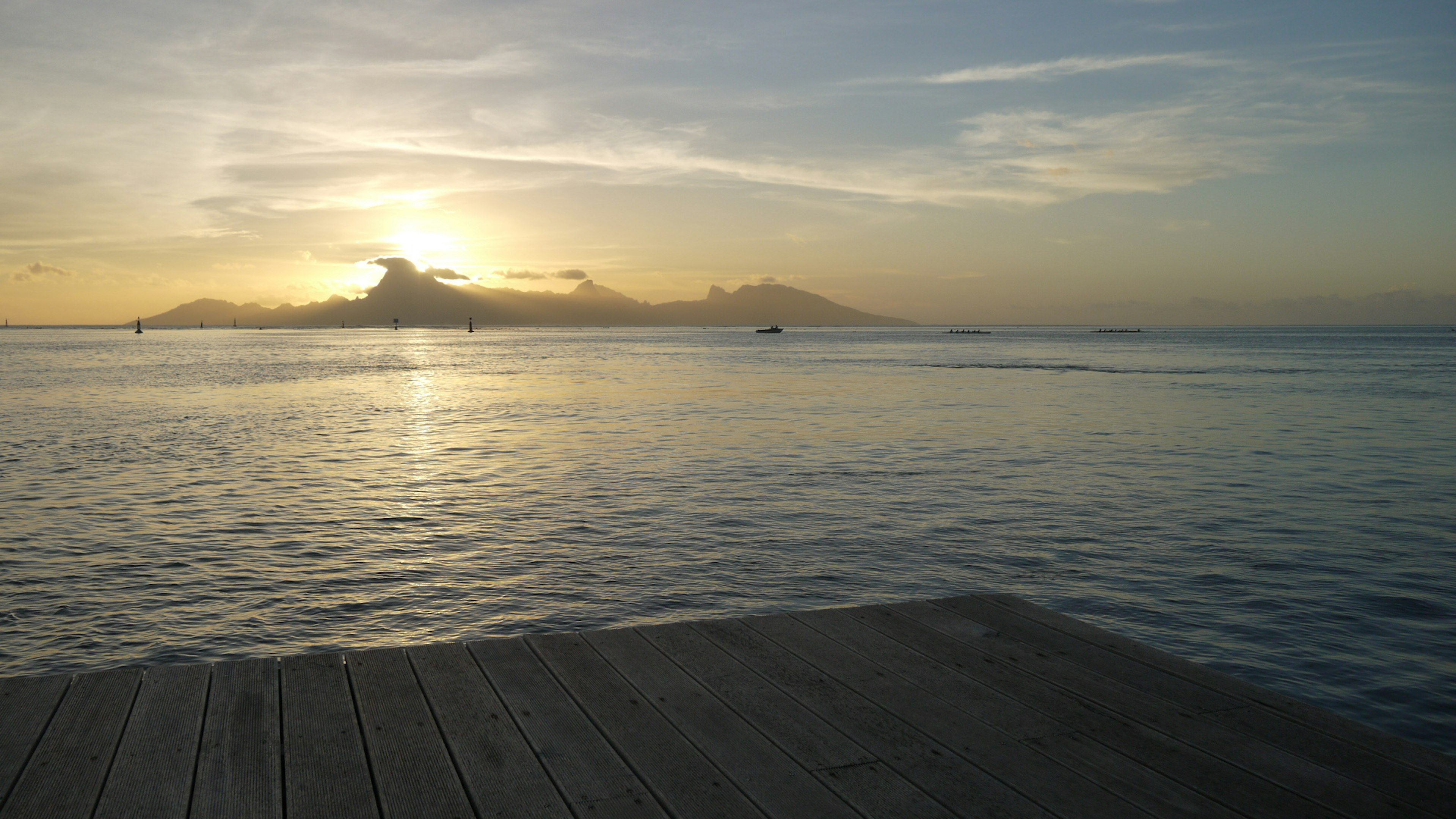 Ruhige Aussicht auf das Meer und den Sonnenuntergang von einem Holzsteg