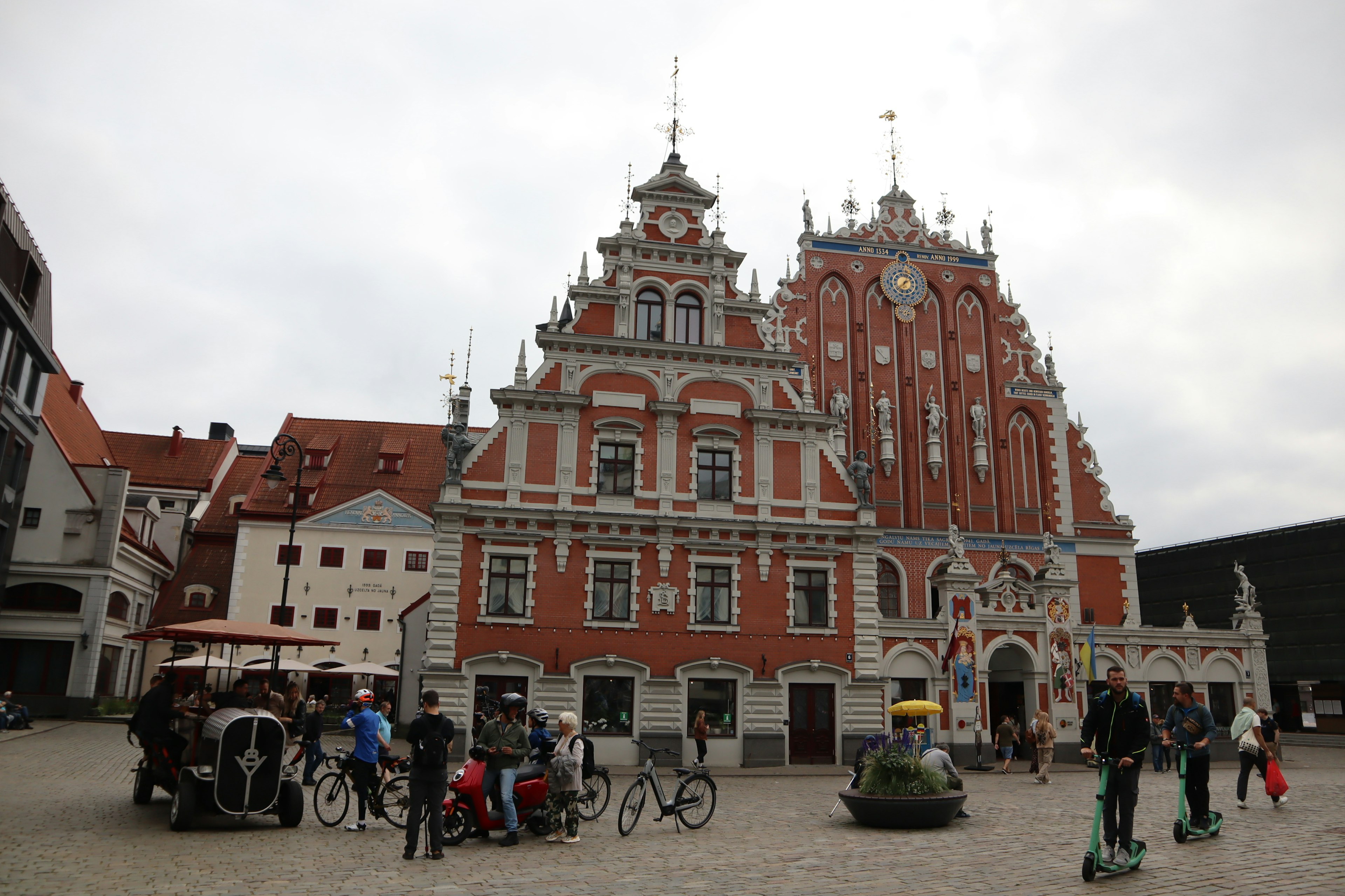 Gebäude des Hauses der Schwarzköpfe in Riga mit Menschen auf dem Platz